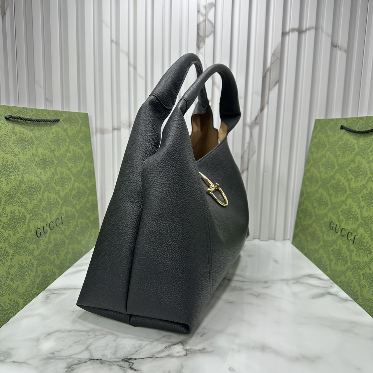 Gucci Softbit maxi shoulder bag โฉมใหม่ล่าสุด กับกระเป๋าสะพายรูปทรงใหม่เรียบหรูด้วยหนังลายเกรน ใบใหญ่จุใจพร้อมใบลูกเข้าเซ็ท ตกแต่งอะไหล่ Horsebit ครึ่งรูปขนาดใหญ่ด้านหน้าสวยหรูโดดเด่น สวยผู้ดี ดารา เซเลปใช้กันเพียบ