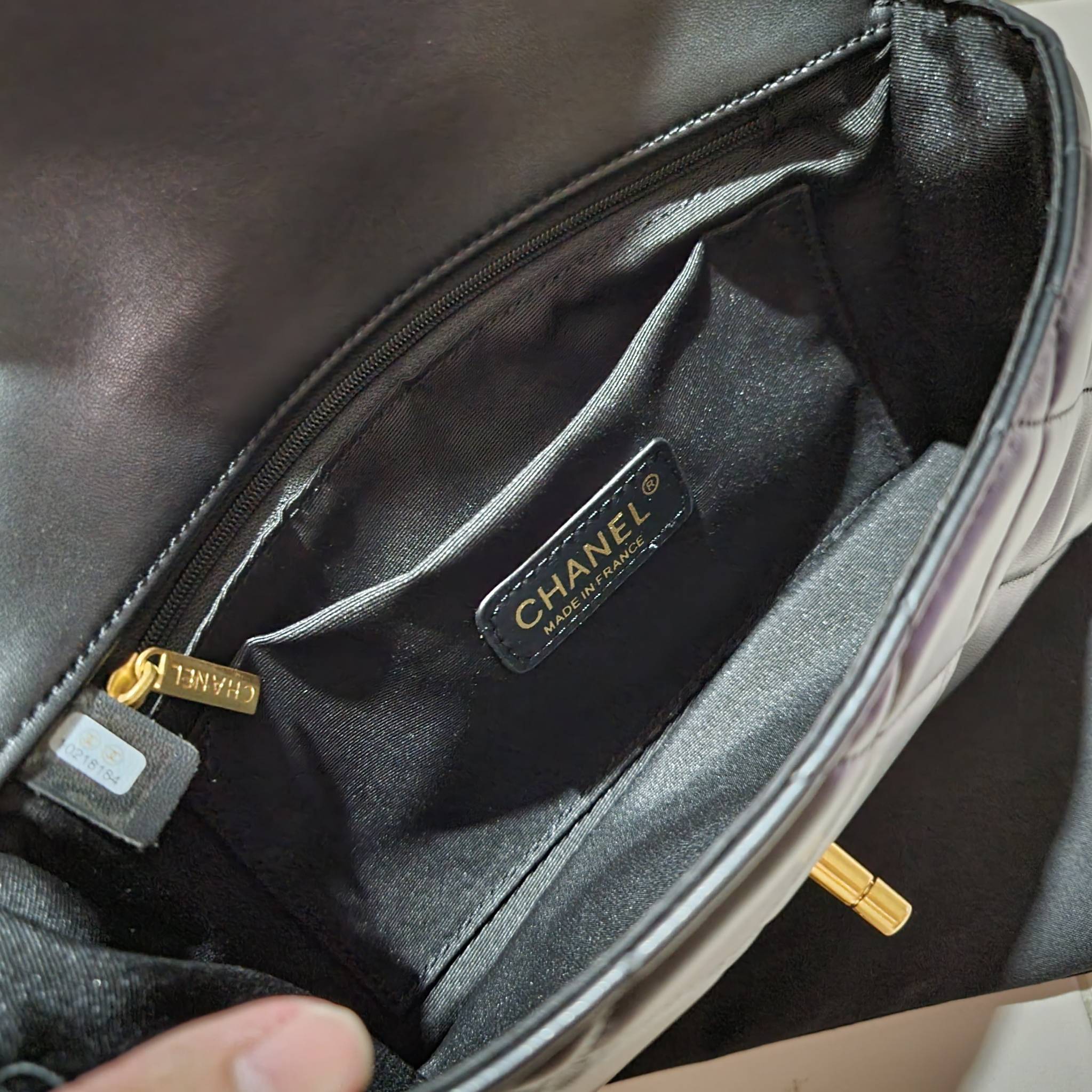 VIP 】สวยหรูพร้อมเสิร์ฟ!! กับไอเท็มสุดเลิฟจาก Chanel กระเป๋าสะพายที่สุดของความคุ้มค่า วัสดุหนังแกะนิ่มเต็มใบ เปิด-ปิดกระเป๋าด้วยตัวบิดล็อค ภายในกระเป๋าบุผ้าสวยหรู มีช่องโล่งกว้างจุของได้สบาย ใส่โทรศัพท์ กระเป๋าสตางค์ได้ มีช่องซิป 1 ช่อง ช่องย่อย 1 ช่อง ดีเ