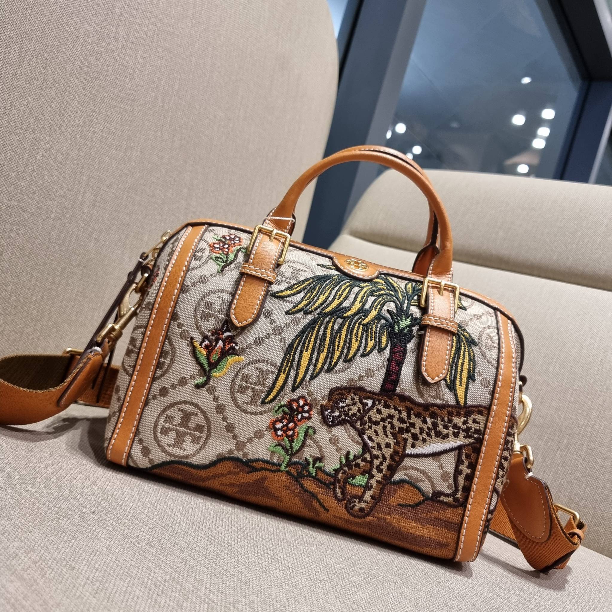 TORY BURCH T MONOGRAM JACQUARD EMBROIDERED DUFFLE คอลใหม่ล่าสุด สวยพร้อมเสิร์ฟแบบไม่ต้องรอพรีฯ ลายโมโนแกรมสุดคลาสสิคที่ถูกดีไซน์รังสรรค์ด้วยงานปักสุดชิค น่าใช้ใจฟูแค่แรกเห็น!! วัสดุ jacquard woven สลับหนังแท้ หูจับในตัว และพร้อมไปเลยกับสายสะพายข้าง ที่จะถ