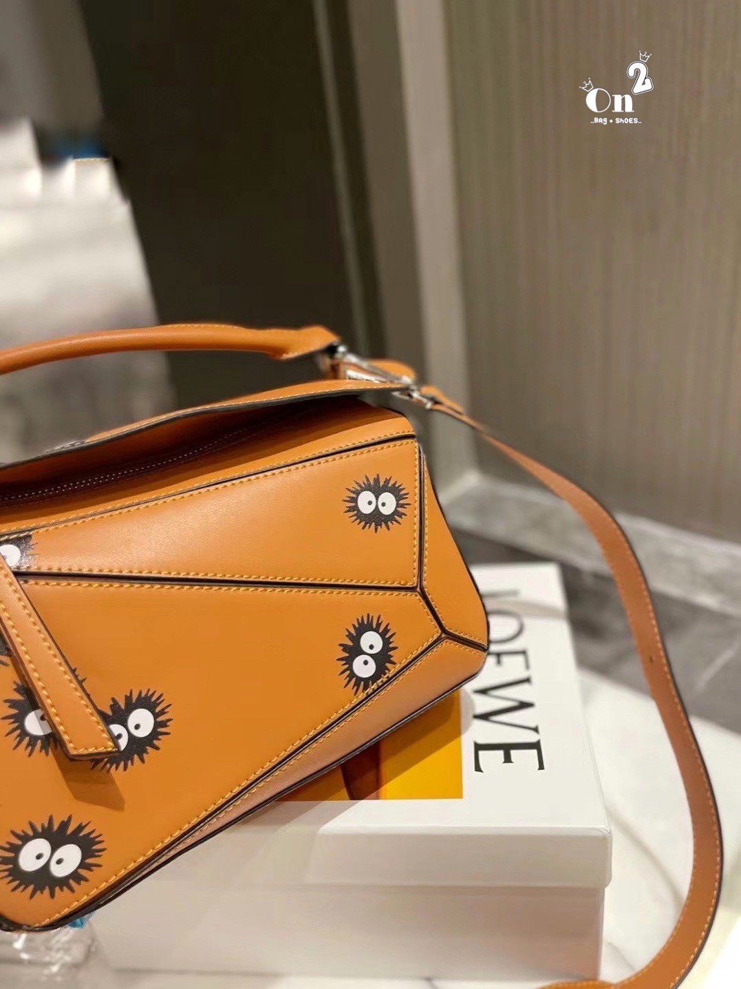 Loewe Puzzle Bag / Loewe X My Neighbor Totoro Puzzle bag การร่วมงานสุดคิวท์ที่น่าจับจอง สำหรับใครที่ชื่นชอบการ์ตูนแอนิเมชั่นญี่ปุ่นอย่าง My Neighbor Totoro การออกแบบคาแร็กเตอร์ที่ใครๆ ต่างก็บอกว่าน่ารัก ล่าสุดก็เป็นที่น่าตื่นเต้นอีกครั้ง เมื่อสตูติโอดังได