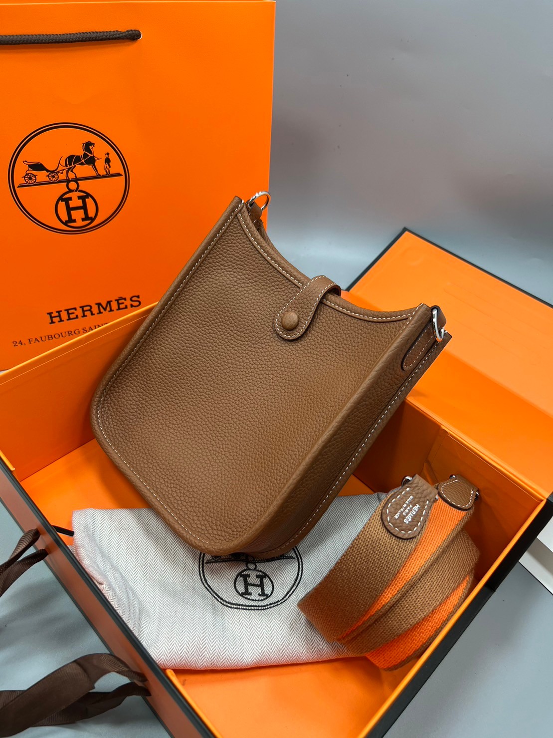 HERMES evelyne mini bag Luxury Bag กระเป๋าสะพายแบรนด์ดัง แบรนด์หรู คลาสสิกตลอดกาล ใช้ได้ทั้งชายหญิง ใบเดียวจบ สวยรวยปัง เกรดท็อปออริจินอล ภาพสินค้าถ่ายจากงานขายจริง ใช้งานต่างประเทศได้