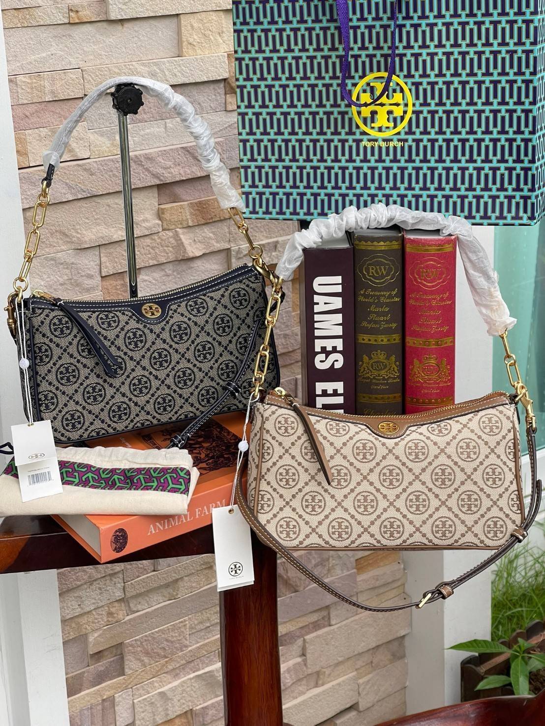Tory burch T Monogram Jacquard Studio Bag กระเป๋า T Monogram Studio รูปทรงกระทัดรัด มาในสไตล์มินิมอลที่ถูกรังสรรค์อย่างปราณีตด้วยผ้าทอ jacquard เพื่อเฉลิมฉลองโลโก้กราฟฟิก ลวดลายสวยเด่น ดูสะดุดตา ใช้งานได้หลายรูปแบบ การแมทช์กระเป๋าให้เข้ากับการแต่งตัวทุกวั