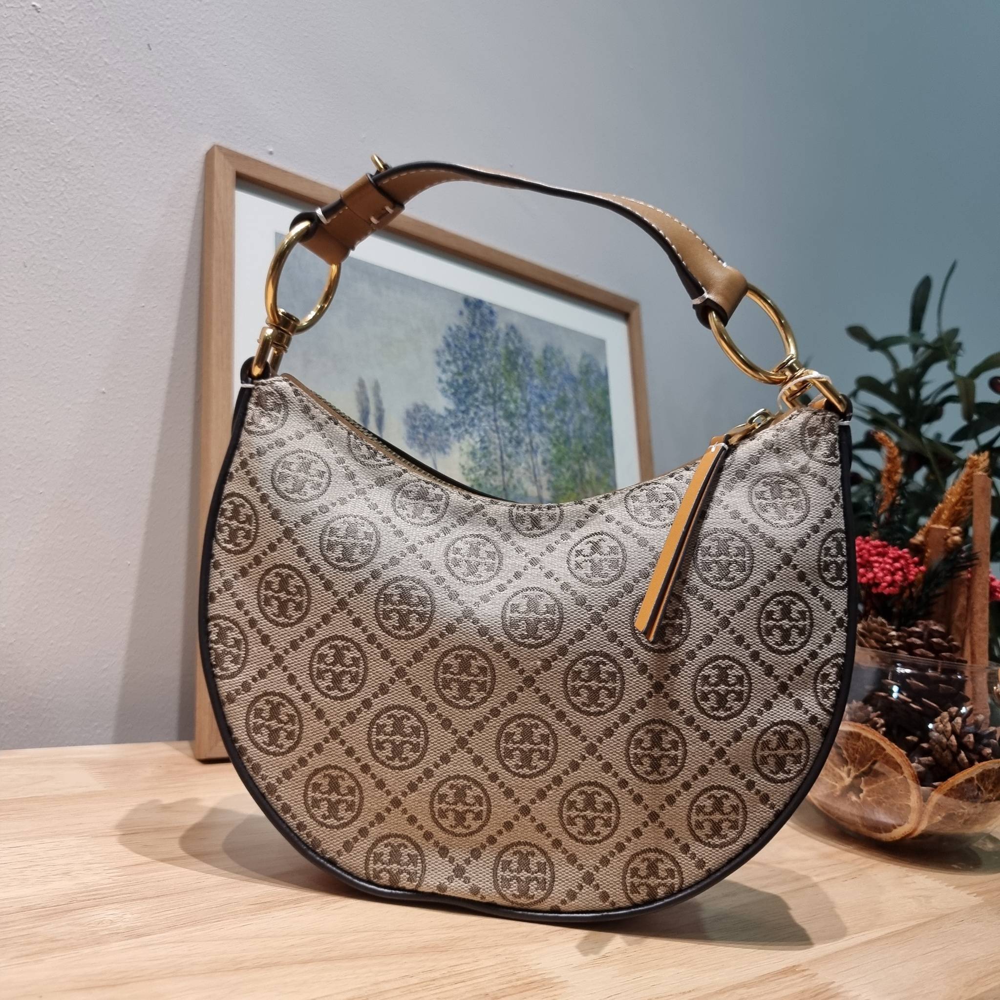 Tory Burch T Monogram Mini Crescent Bag / TORY BURCH T MONOGRAM MINI JACQUARD CRESCENT BAG ร้อนแรงกว่านี้ไม่มีแล้ว กับไอเท็มที่เซเลปรีวิวเยอะมาก!! สาวๆตามหากันไปอีก กระเป๋าทรง half moon ที่ดีไซน์บนผ้า jacquard ลวดลายซิกเนเจอร์ เรียบหรู ผู้ดีมากแม่!