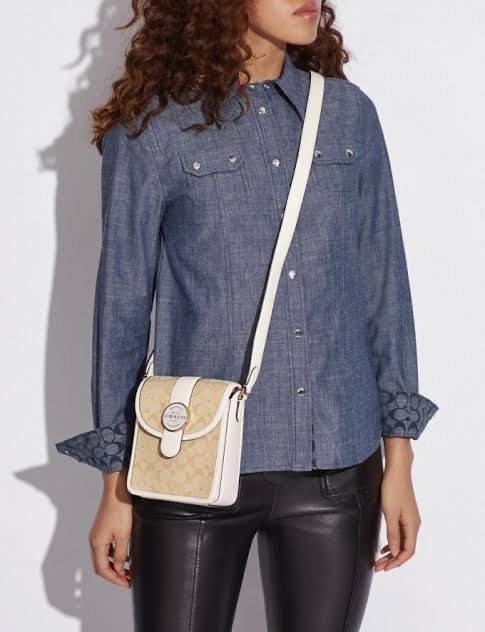 COACH North/South Lonnie Crossbody In Signature Jacquard C8321 ภาพสินค้าถ่ายจากงานขายจริง ใช้งานต่างประเทศได้