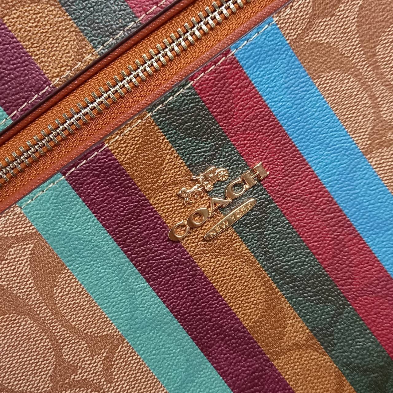 COACH KENLEY BACKPACK IN SIGNATURE CANVAS WITH STRIPE (COACH C5795)🌈🍁กระเป๋าเป้ กระเป๋าสะพายรุ่น Unisex ที่ใช้ได้ทั้งชายและหญิง รูปทรงสวย ขนาดกำลังดี// วัสดุแคนวาสคุณภาพ ผสมหนังแท้ ลาย SIGNATURE//เปิด-ปิด ด้วยซิบ ด้านในโล่งกว้าง จุของได้เย