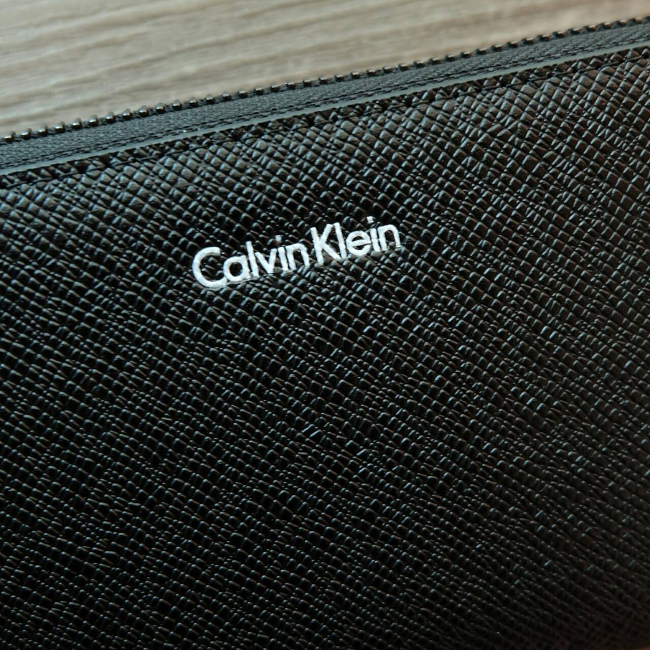 Calvin Klein Long Wallet กระเป๋าสตางค์ใบยาวซิปรอบ ภายในมีช่องใส่ธนบัตร ช่องใส่บัตรหลายช่อง และช่องซิปสำหรับใส่เหรียญ จะมอบเป็นของขวัญ หรือใช้เองก็แนะนำเลยค่ะ