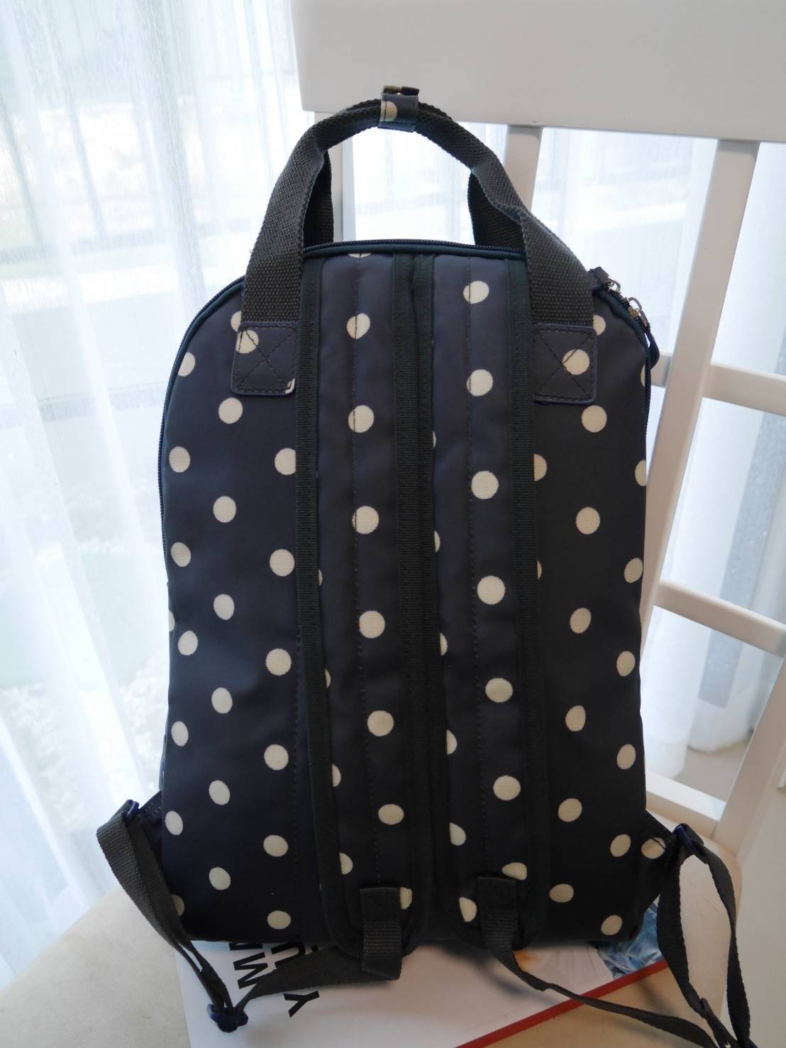 CATH KIDSTON BACKPACK BAG กระเป๋าเป้น่ารัก ตามแบบฉบับของแบรนด์นี้เลยค่า โดดเด่นด้วยหนัง PVC พิมพ์ลาย กันน้ำทั้งใบ ด้านในมีช่องซิปใหญ่ใส่ของ 2 ช่อง จุของได้เยอะ ใส่ IPAD / A4ได้สบายเลยค่ะ ด้านหน้ามีช่องซิปเล็ก 1 ช่อง ใส่ของจุกจิกหนิบได้สะดวก น้ำหนักเบา ใช้