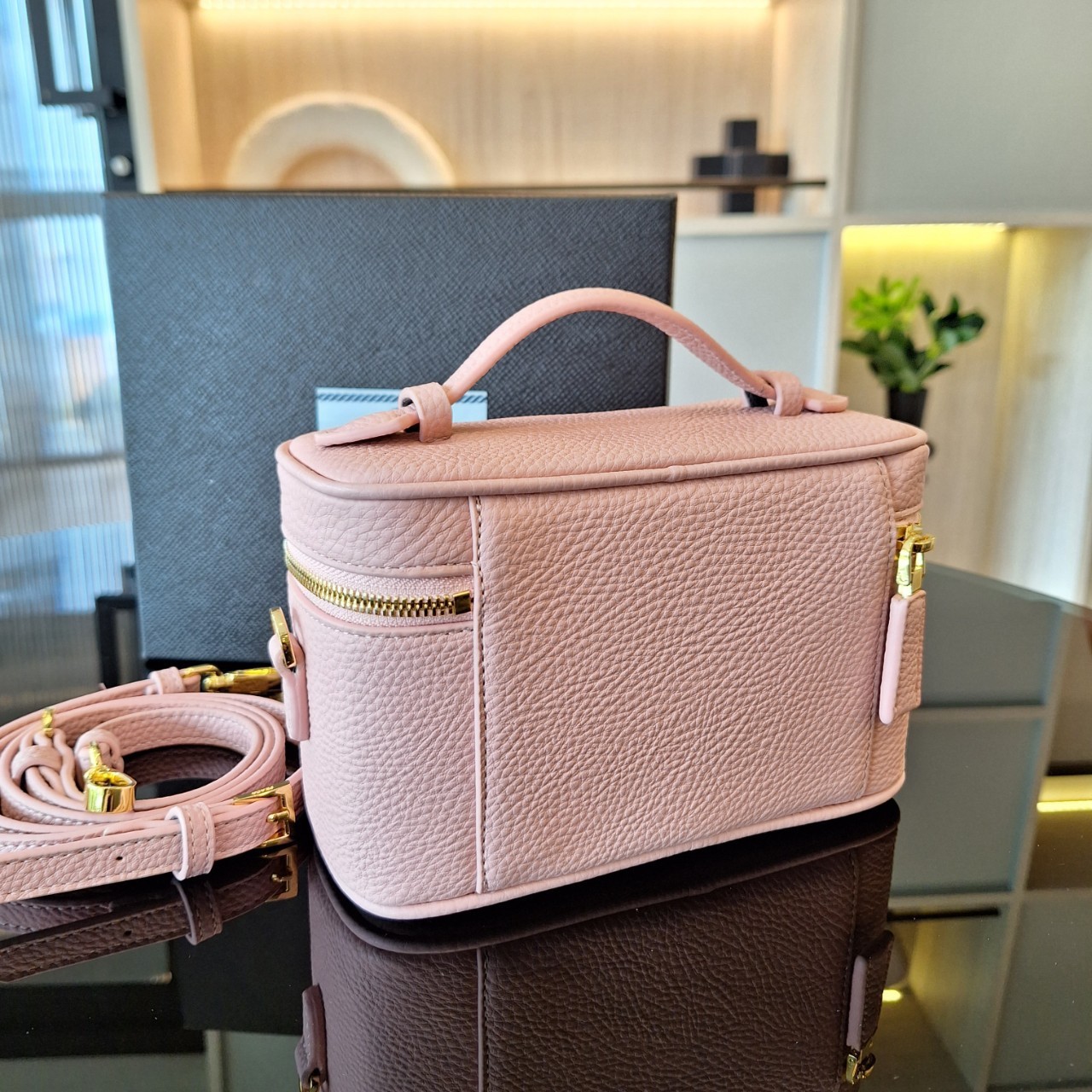 PRADA BOX BAG รุ่นใหม่จากแบรนด์ Prada กับทรง Mini Box ขนาดกำลังดี อยู่ทรงสวยมากกกก อะไหล่ทองทั้งใบ และยังมาพร้อมสายสะพาย