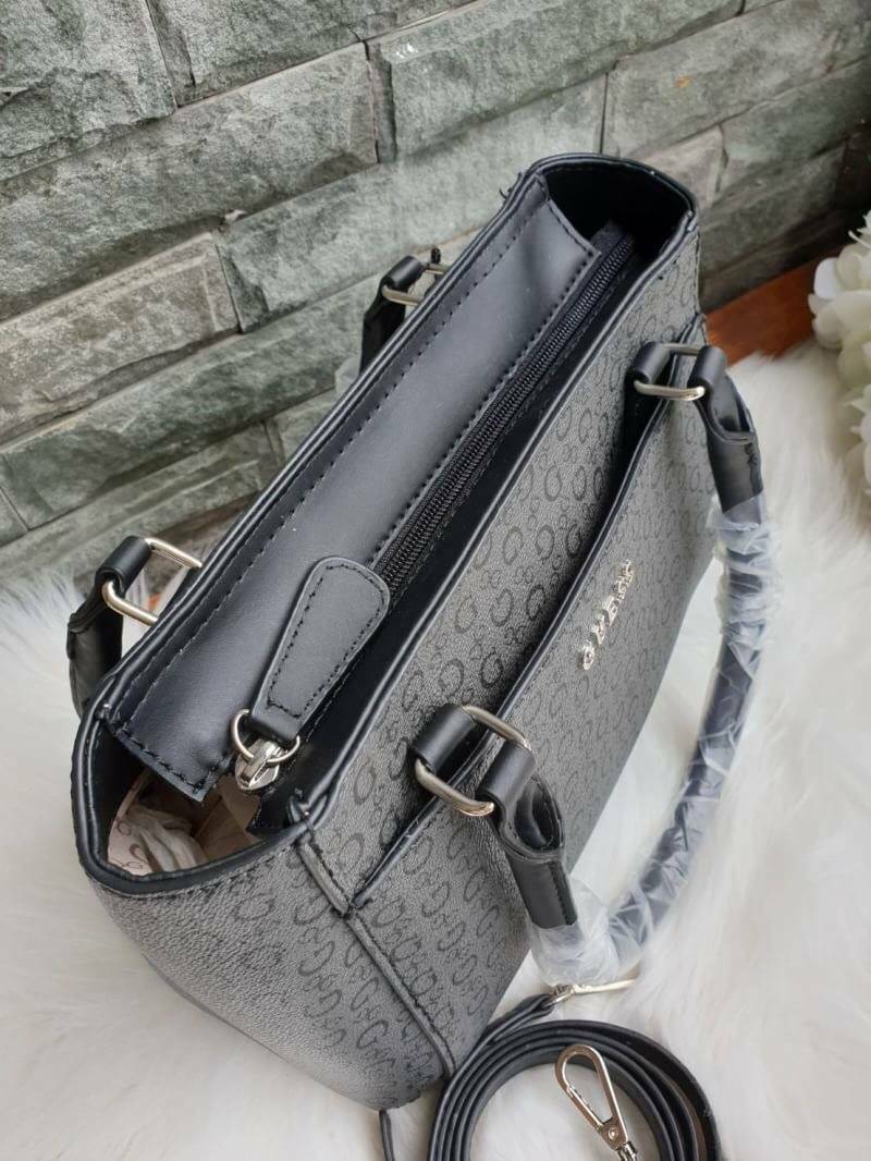 GUESS G LOGO PRINT TOTE BAG กระเป๋าถือหรือสะพายรุ่นใหม่ล่าสุดจาก GUESS FACTORY รุ่นยอดนิยม สวยอย่างมีสไตล์ สีสวยคลาสสิก รุ่นนี้มีการพิมพ์ลายโลโก้ รอบใบ หนัง faux-saffiano หนังคุณภาพดี ตั้งอยู่ทรง น้ำหนักเบา ประดับด้วยโลโก้แบรนด์อะไหล่เงิน สวยโดดเด่นที่กระ