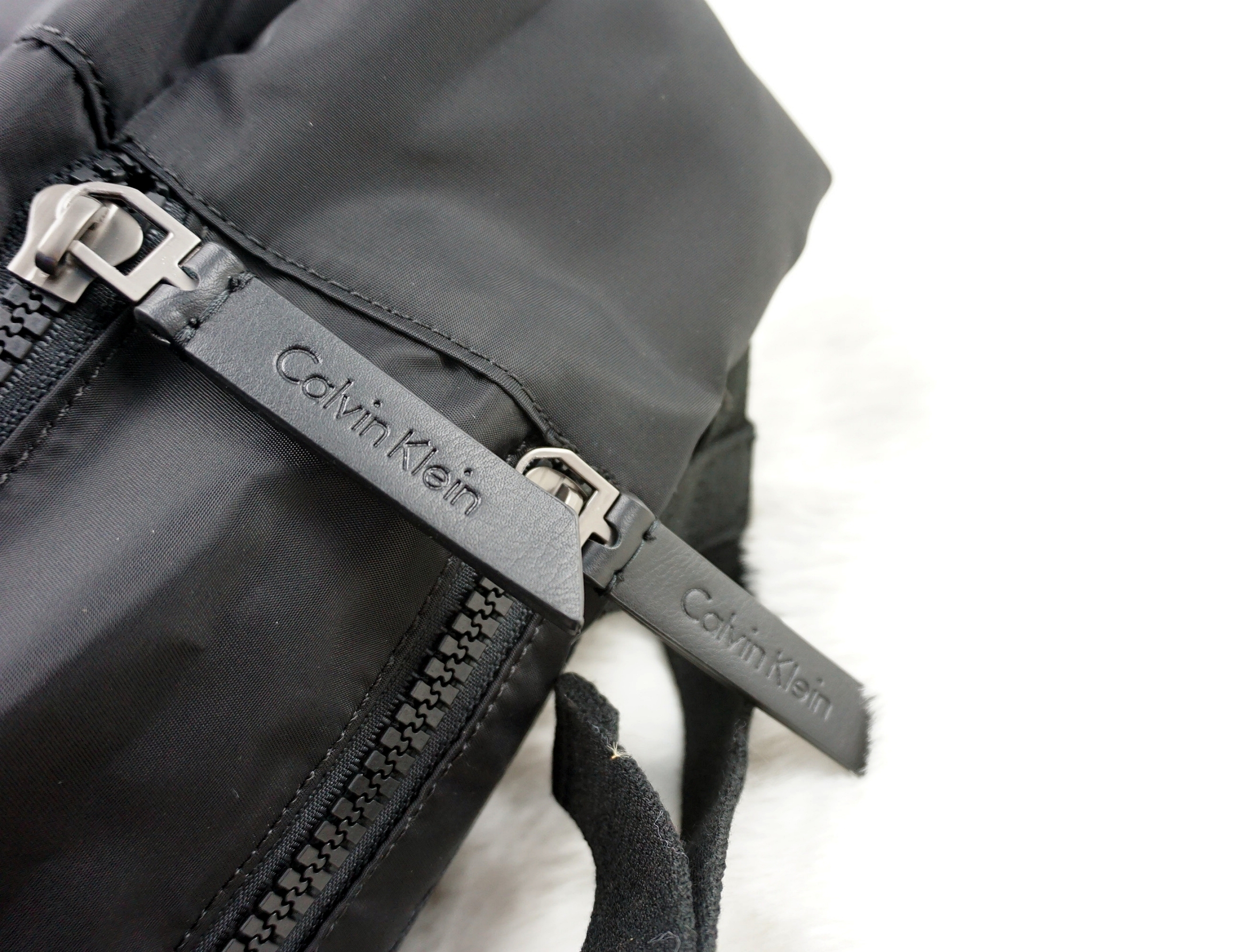 Calvin Klein Jeans back pack กระเป๋าเป้ดีไซน์เท่ห์ วัสดุ Nylon + Polyester 100 % - น้ำหนักเบา มีช่องด้านหน้าเปิด ปิดกระเป๋าด้วยซิป - ด้านหน้าสกรีน logo brand - หัวซิปปั๊มโลโก้แบรนด์ - ภายในกว้าง ใส่ Laptop, A4 ได้หมด - ภายในมีช่องซิปเล็ก ให้แยกใส่ของจุกจิ