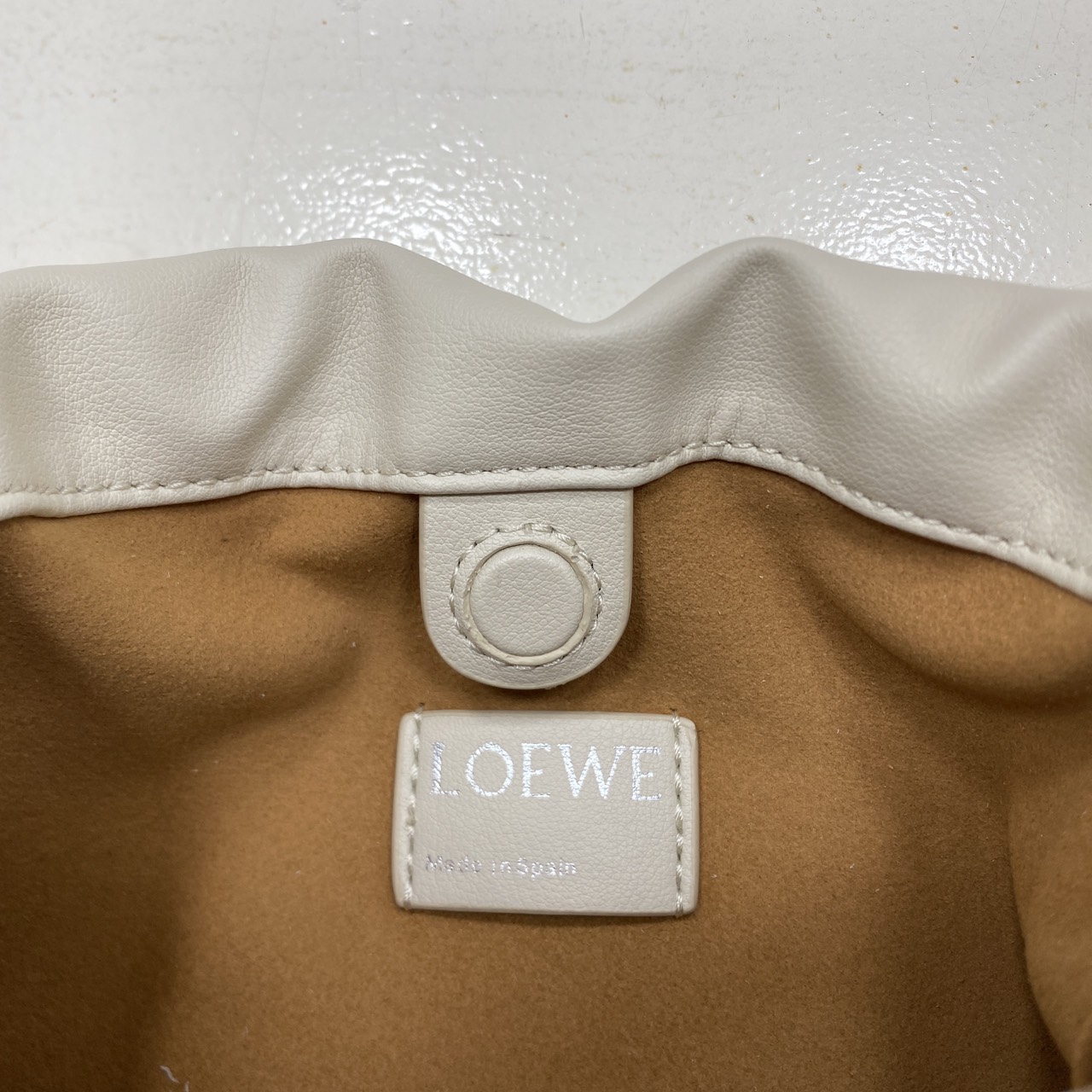 ORI หนังแท้ | LOEWE Mini Flamenco purse in mellow nappa leather / Loewe Bucket Bag กระเป๋าสะพายทรงบัคเก็ตไซส์มินิ หนังเรียบสวยหรู เรียบง่าย หนังแท้ผิวสัมผัสนุ่มมือ น้ำหนักเบาและนุ่มสบาย ดีไซน์จับจีบ เชือกผูกแบบปมโบราณ และสายโซ่รูปโดนัท