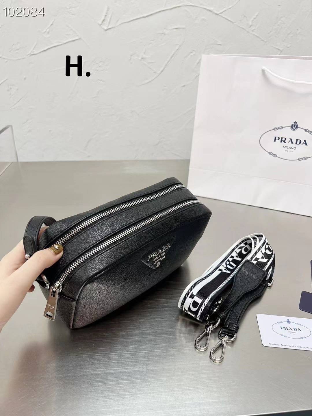 PRADA CAMERA LEATHER BAG with shoulder strap / PRADA MESSENGER BAG BLACK กระเป๋าสะพายหนัง รุ่น Unisex ใช้ได้ทั้งชายหญิง ขนาดกำลังดี ดีไซน์เรียบ แต่หรูหรา พร้อมสายสะพาย 2 เส้น ปรับระดับได้ สามารถสะพายไหล่ และครอสบอดี้