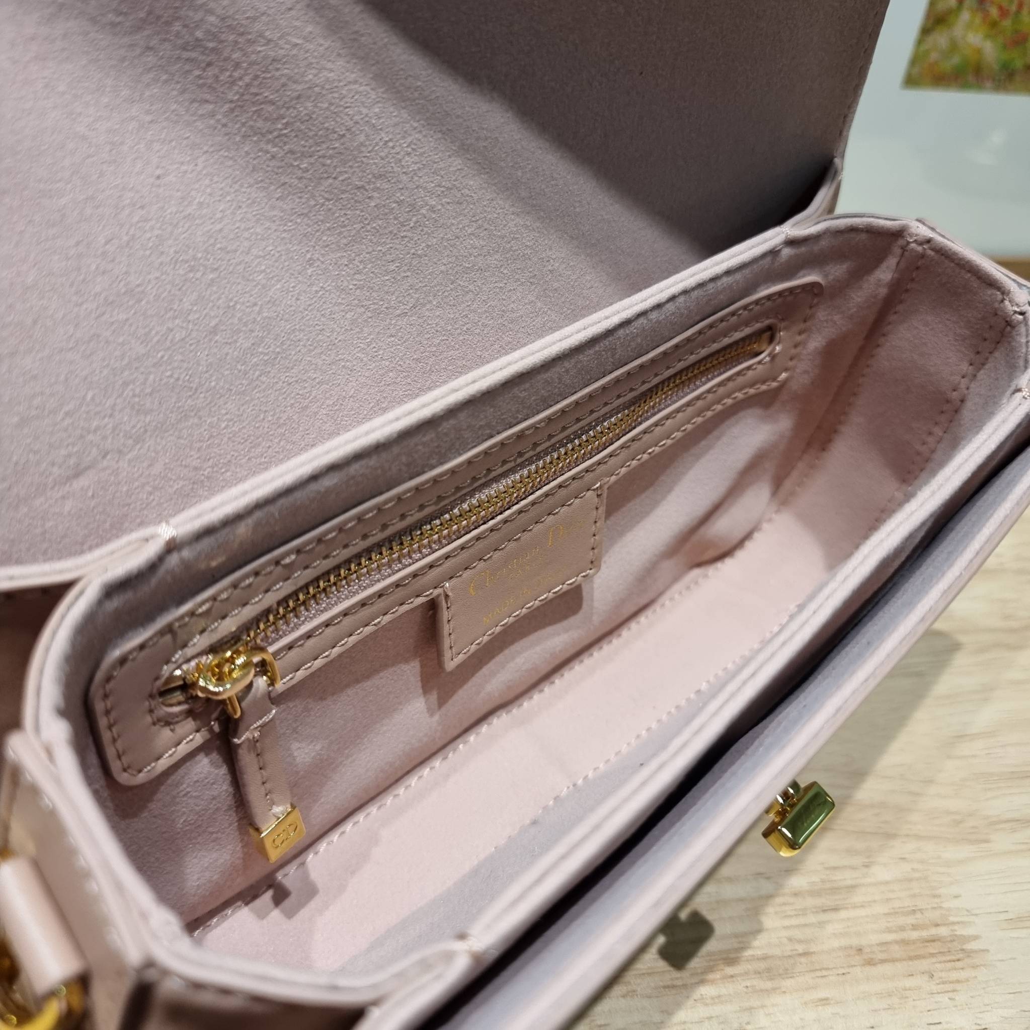 DIOR 30 MONTAIGNE AVENUE BAG สวยหรู ดีเทลแพง ต้องยกให้ไอเท็มนี้เลย กับกระเป๋าสะพายข้าง รุ่นที่ใครเห็นเป็นต้องรัก ดีไซน์เรียบง่าย แต่แฝงความผู้ดี