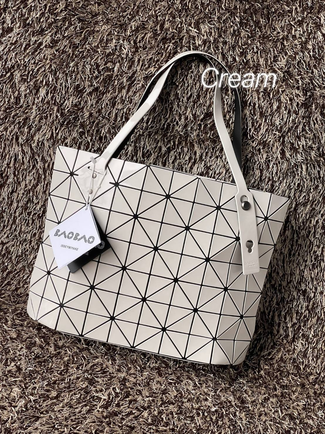 Bao Bao Issey Miyake ROCK MATTE ซีรีส์นี้จะเป็นทรงสี่เหลี่ยมผืนผ้า มีซิปปิดด้านบน ถือเป็นรุ่นที่เหมาะกับการใช้งานในชีวิตประจำวัน สามารถพับมุมและบริเวณด้านล่างของกระเป๋าเพื่อเพิ่มความสะดวกสบายในการใช้งาน ทั้งยังช่วยให้วางกระเป๋าในแนวตั้งได้อีกด้วย แผ่นต่อส