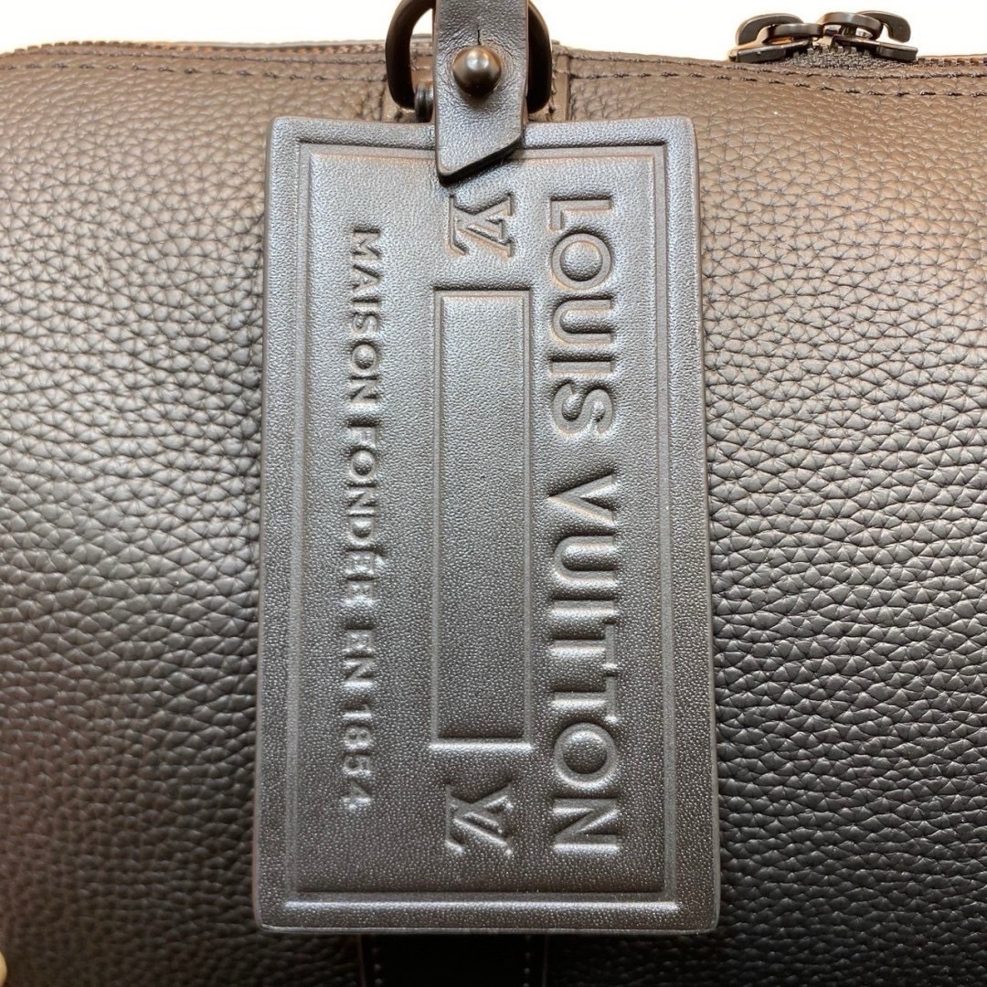 สลับแท้ LV City Keepall Bag 27cm กระเป๋าสะพายทรงหมอนสุดไอคอนิก หนังแท้ Aerogram สีดำคลาสสิก โดดเด่นด้วยโลโก้ LV โลหะสีดำสะท้อนเอกลักษณ์เรียบง่าย หรูหราร่วมสมัยอย่างลงตัว