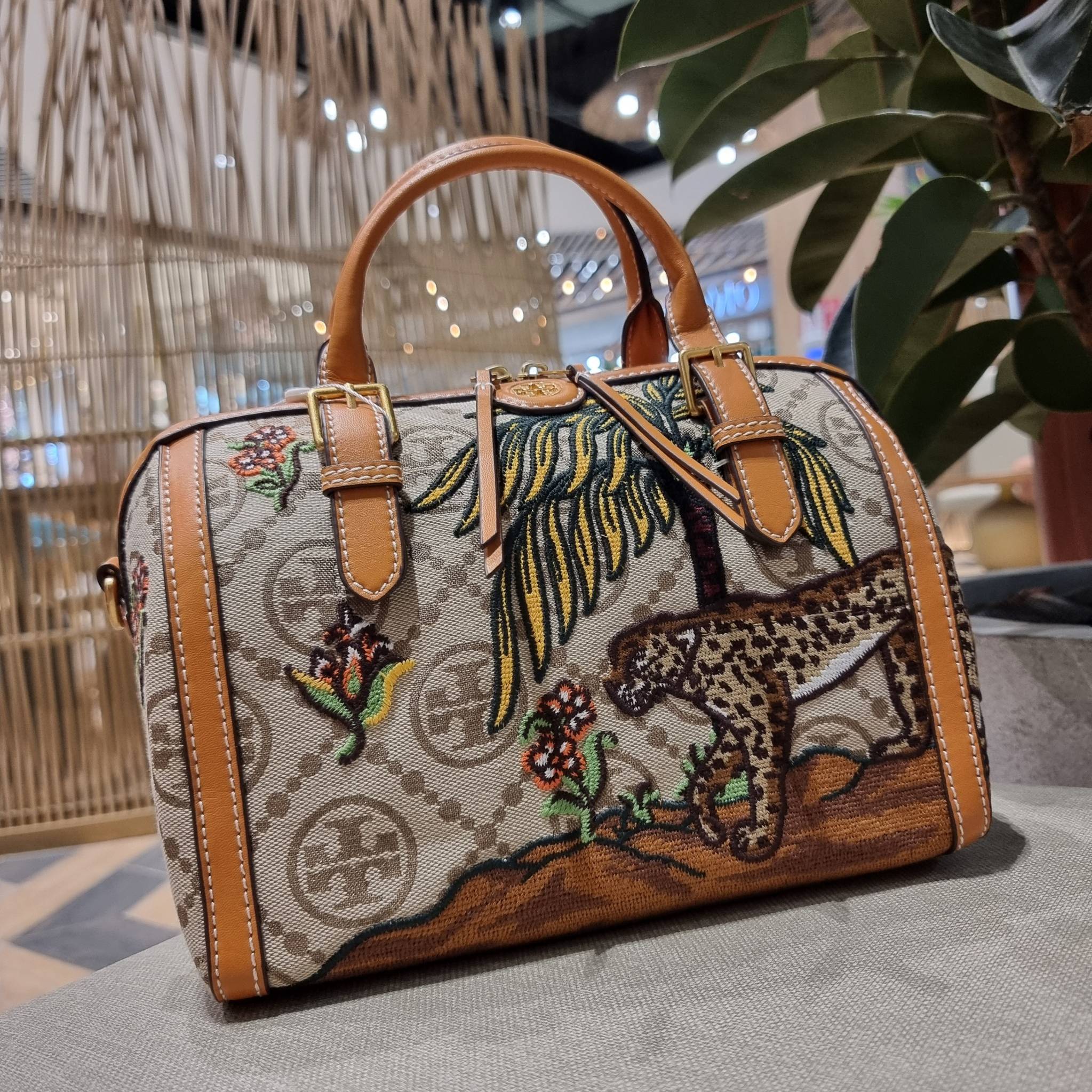 TORY BURCH T MONOGRAM JACQUARD EMBROIDERED DUFFLE คอลใหม่ล่าสุด สวยพร้อมเสิร์ฟแบบไม่ต้องรอพรีฯ ลายโมโนแกรมสุดคลาสสิคที่ถูกดีไซน์รังสรรค์ด้วยงานปักสุดชิค น่าใช้ใจฟูแค่แรกเห็น!! วัสดุ jacquard woven สลับหนังแท้ หูจับในตัว และพร้อมไปเลยกับสายสะพายข้าง ที่จะถ