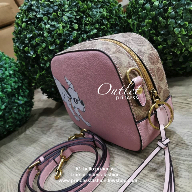 DISNEY X COACH Crossbody Bag 2019 New collection & Limited collection กระเป๋าสะพายขนาดกำลังน่ารัก วางอยู่ทรง วัสดุหนัง ลายตัวการ์ตูน Disney 3 charactors เปิดปิดด้วยซิป ภายในโล่ง ใส่ wallet ยาว มือถือได้ทุกรุ่นมีช่องเล็ก และช่องซิป พร้อมสายสะพายยาว ถอด ปรั