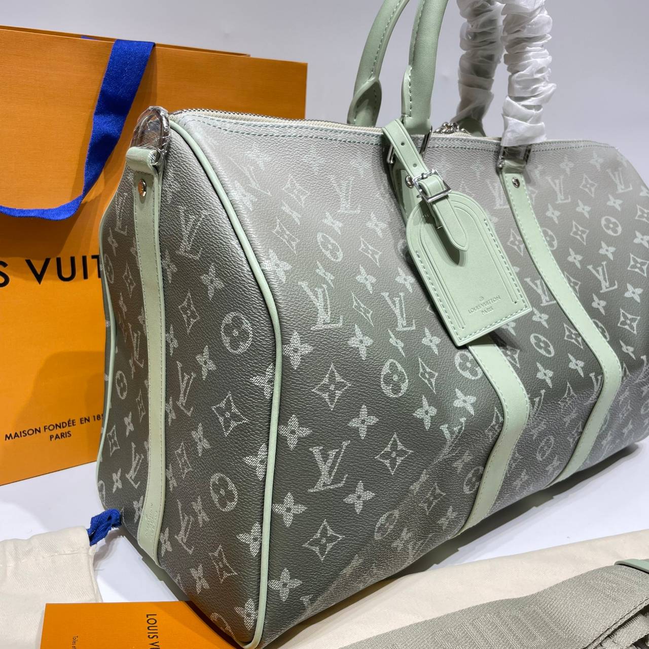 LV Keepall Bandoulière 45 Monogram Gradient Khaki green กระเป๋าเดินทางสุดคลาสสิค สีใหม่สีเขียวกากีไล่สี ได้อย่างลงตัวสวยงาม ไอเท็มที่จะทำให้การเดินทางไม่ธรรมดาอีกต่อไป