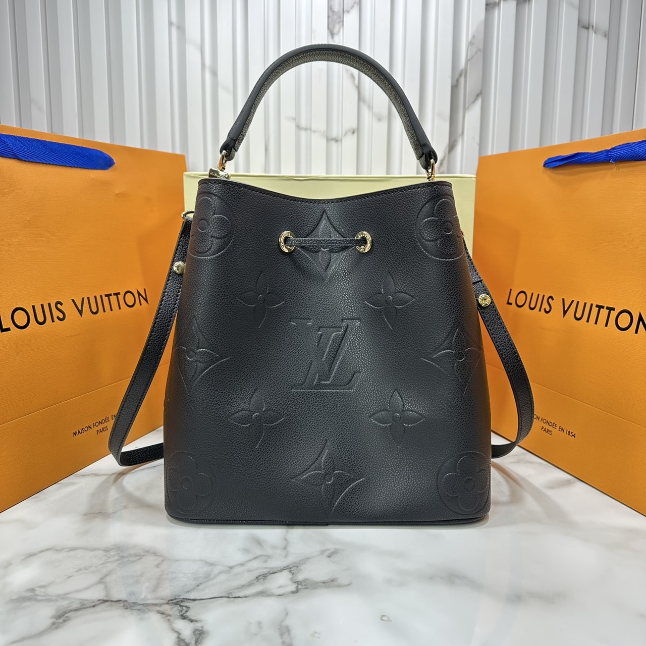 ORI หนังแท้ | LV NeoNoe MM Bucket bag Monogram Flower กระเป๋าสะพายทรงบัคเก็ต เอกลักษณ์ LV และลาย Monogram Flower อันโดดเด่นเพิ่มสไตล์ มีเสน่ห์ชวนหลงใหล