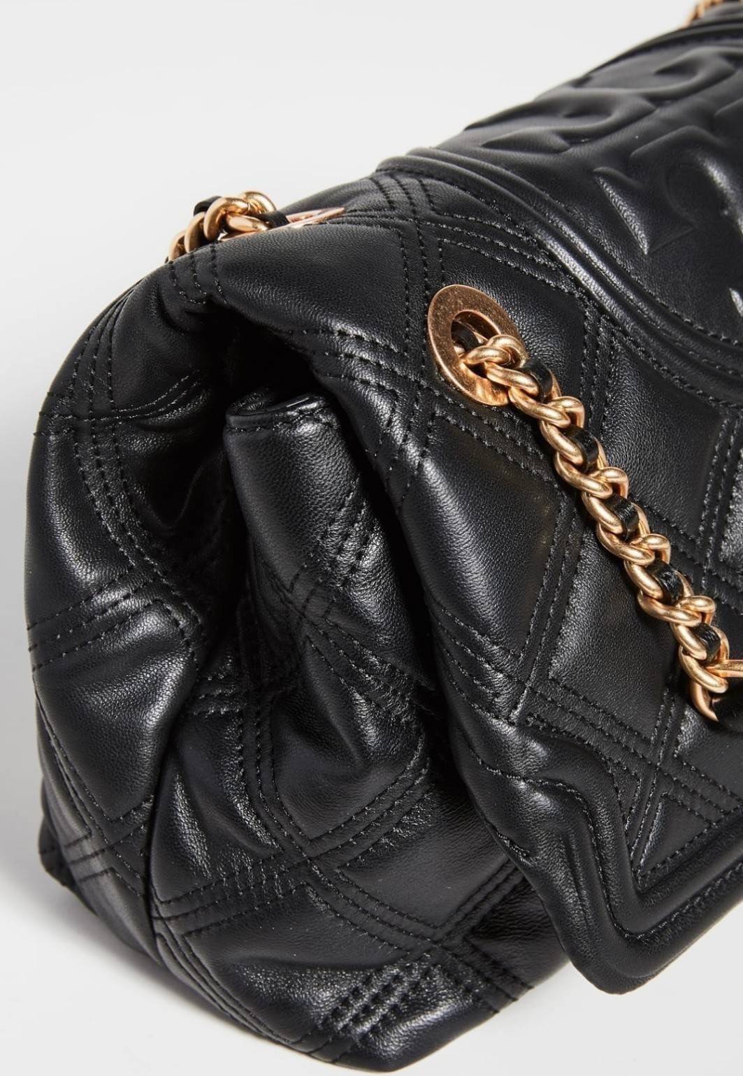 TORY BURCH FLEMING SOFT CONVERTIBLE SHOULDER BAG รุ่นหายากที่สาวๆตามหา มาพร้อมเสิร์ฟความสวยถึงบ้านไปเลยจ้า รอบนี้คัดสีสวยๆมาให้ได้ช้อปกันอย่างจุใจไปเลย กระเป๋าสะพายไหล่ หนังแท้นิ่มเต็มใบ สวยหรูดูแพง เปิด-ปิดด้วยตัวกดล็อคแน่นหนา สายสะพายในตัวปรับใช้ได้ 2 แ