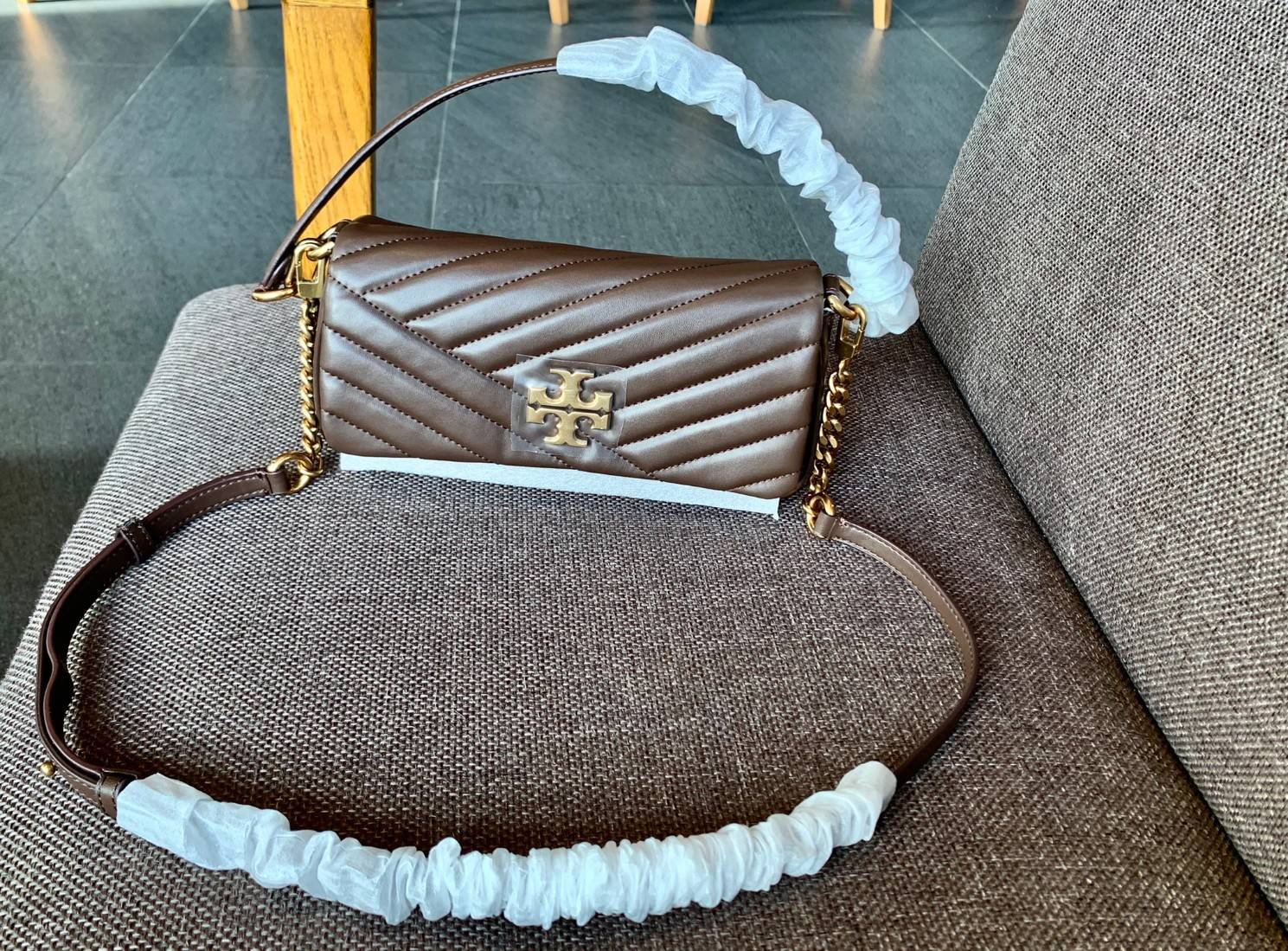 สีออกใหม่ แถมหายากด้วยค่าา! TORY BURCH KIRA CHEVRON SMALL FLAP SHOULDER BAG พร้อมส่งที่ไทย จำนวนจำกัดค่ะ! ✔️กระเป๋าคล้องไหล่หรือสะพายข้างได้ เปลี่ยนลุคดูไม่จำเจ 🔺หนังแกะแท้ ซึ่งจะคุณภาพดี เงา นิ่ม และราคาสูงกว่าหนังวัวนะคะ!