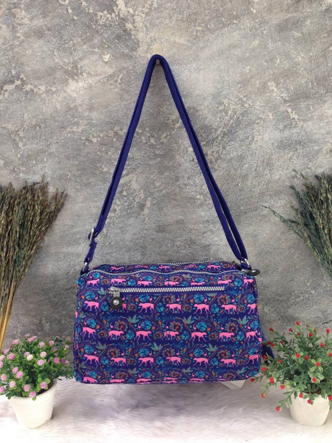 กระเป๋าสะพาย KIPLING รุ่น Reth วัสดุไนล่อนคุณภาพดี มาพร้อมดีไซน์ทันสมัย และสามารถใช้งานได้อย่างดี เข้ากับทุกการแต่งตัว โดดเด่นด้วยพื้นที่ภายในและช่องต่างๆ ที่ให้คุณจัดเก็บของสำคัญได้ครบถ้วน ไม่ว่าจะเป็นมือถือ ปากกา หรือไอเท็มจำเป็นของคุณ สายสามารถปรับและถ