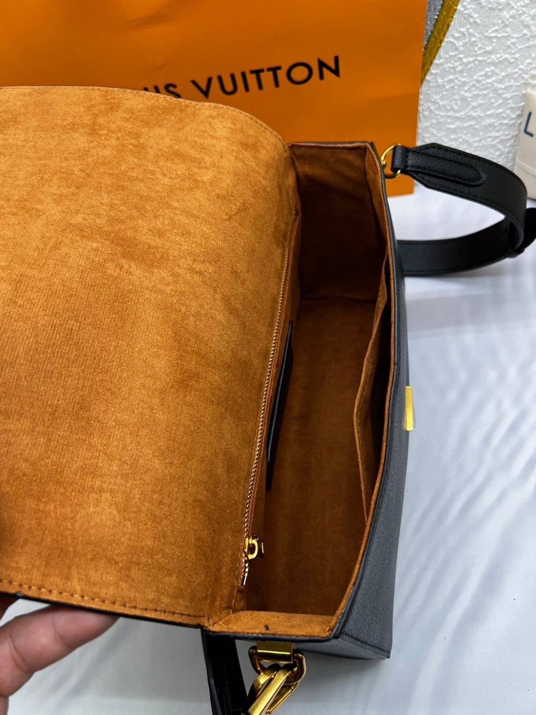 LV Twist Bag 27cm กระเป๋าสะพายดีไซส์เรียบหรูดูแพง ต้องยกให้รุ่นนี้ โลโก้อะไหล่สีทองหรูหราโดดเด่น ที่สุดของความสวยคลาสสิคย้อนยุค ภายในเป็นช่องโล่ง ควรมีติดตู้ไว้ซักใบค่ะ