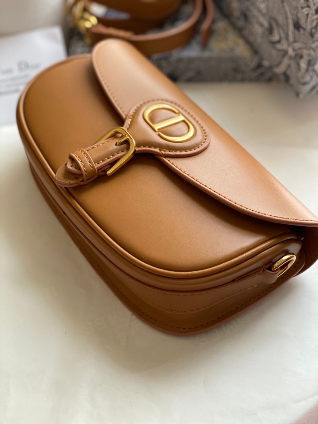 หนังแท้ DIOR BOBBY EAST-WEST BAG พร้อมส่งที่ไทย งานหนังแท้ทั้งใบเกรดออริจินอล ภาพสินค้าถ่ายจากงานขายจริง ใช้งานต่างประเทศได้ รุ่นใหม่ในฤดูกาลนี้ เพิ่มความทันสมัยให้กับซิลลูเอทของ Hobo ผ่านเส้นสายที่สง่างามและสัดส่วนที่กลมกลืนกัน สไตล์หนังลูกวัว โดดเด่นด้ว