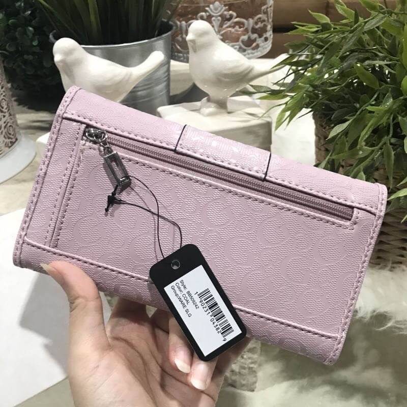 GUESS FACTORY WOMEN'S WALLET กระเป๋าสตางค์ใบยาว3พับดีไซน์ยอดนิยมหนังปั้มโลโก้รอบใบด้านหน้าประดับโลโก้แบรนด์สวยหรู เปิดปิดด้วยฝาปิด ภายในมีช่องใส่รูป ช่องใส่ธนบัตร แบงก์พัน และช่องใส่บัตรหลายช่อง แยกเป็นสัดส่วน ภาพถ่ายจากสินค้าจริง ตัวจริงสวยน่าใช้ค่ะ
