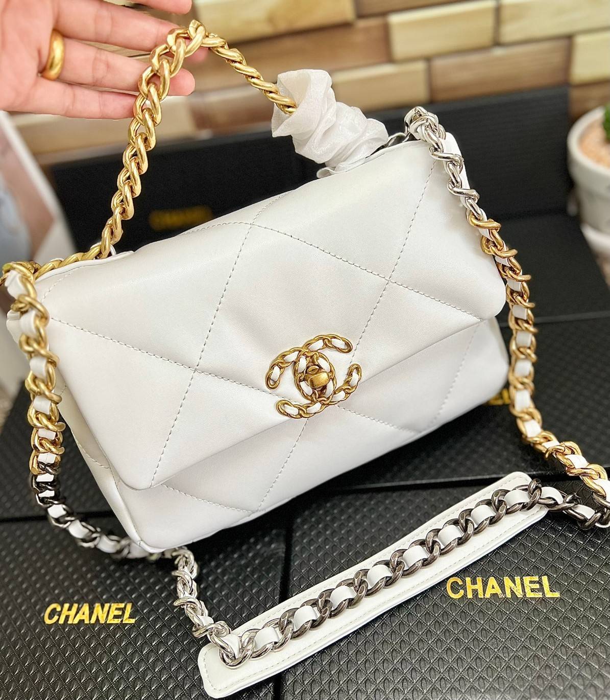 CHANEL 19 FLAP BAG / CHANEL LEATHER SHOULD BAG จำนวนจำกัด_หนึ่งในรุ่นที่สาวๆต้องมีค่า 🌟พร้อมส่ง ที่สุดของความคลาสสิค ห้ามพลาด ก่อนหมดค่ะ! กับกระเป๋าที่สามารถหิ้วได้