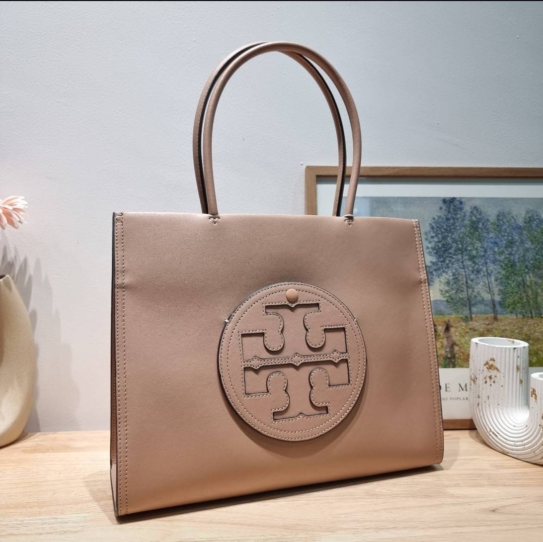TORY BURCH ECO ELLA TOTE BAG / TORY TOTE BAG พร้อมส่ง 3 สี กระเป๋าสะพายทรงโท้ท ขนาดกำลังสวย จุของได้เต็มที่ รูปทรงคลาสสิคชวนใช้ โดดเด่นด้วย patch โลโก้ คอลเลคชั่นน้องใหม่ ส่งมาให้สาวๆได้ใจฟูอีกหนึ่งไอเท็ม