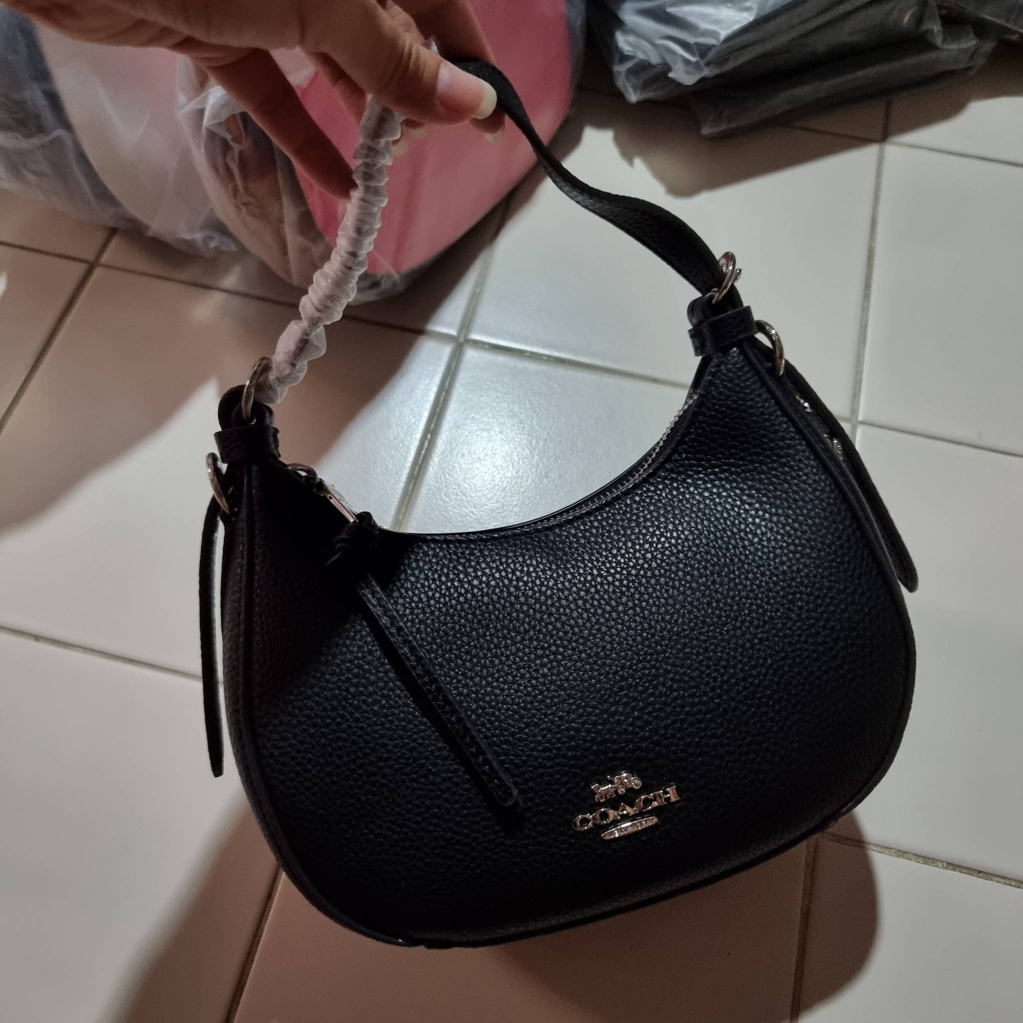 COACH C6807 KLEO HOBO IN SIGNATURE CHAMBRAY ใหม่ล่าสุด คอลเลคชั่นสุดคิ้วท์ ที่สาวๆต้องหลงรัก กระเป๋าสะพายทรงโฮโบ ที่ดีไซน์มาให้ปรับใช้งานได้หลากหลาย วัสดุหนัง pepble สวยหรู รูดเปิด-ปิดด้วยซิป ภายในเป็นช่องโล่ง สายคล้องสามารถถอดออกใส่สายยาวสะพายข้างได้ หรื