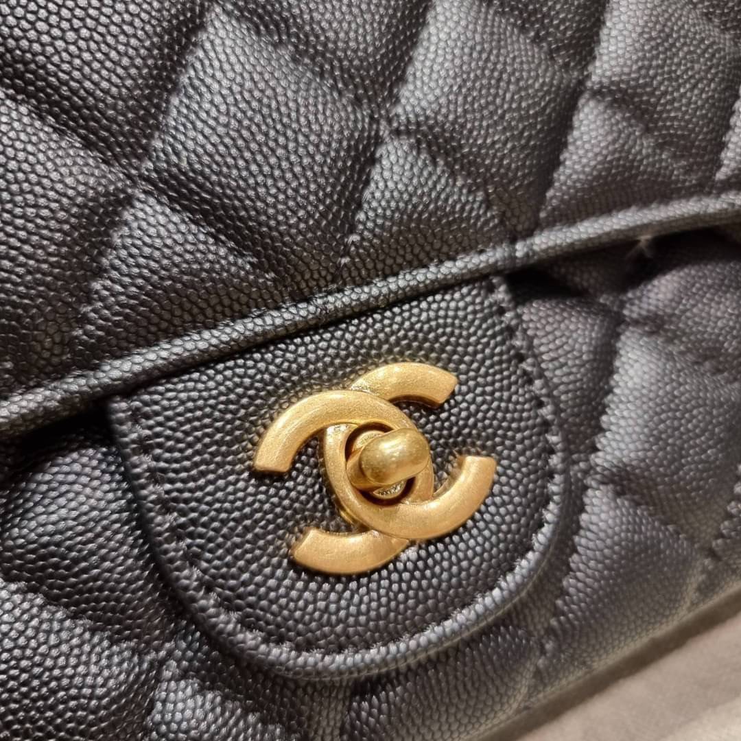 VIP 🥂 CHANEL LARGE CLASSIC JUMBO HANDBAG RARE ITEM!! CHANEL GIFT BOX SET สุดหรูชวนให้สะสมกันอีกแล้วหนึ่ง สุดยอดเดอะเบสท์ไอเท็ม พร้อมเสิร์ฟครบชุด สุดคุ้ม จัดให้กับกระเป๋ารุ่นคลาสสิคฮิตตลอดกาล ใบใหญ่จุแบบสุดๆ พร้อมกับผ้าคลุมไหล่ผืนใหญ่ ผ้าวูลนุ่มสุด