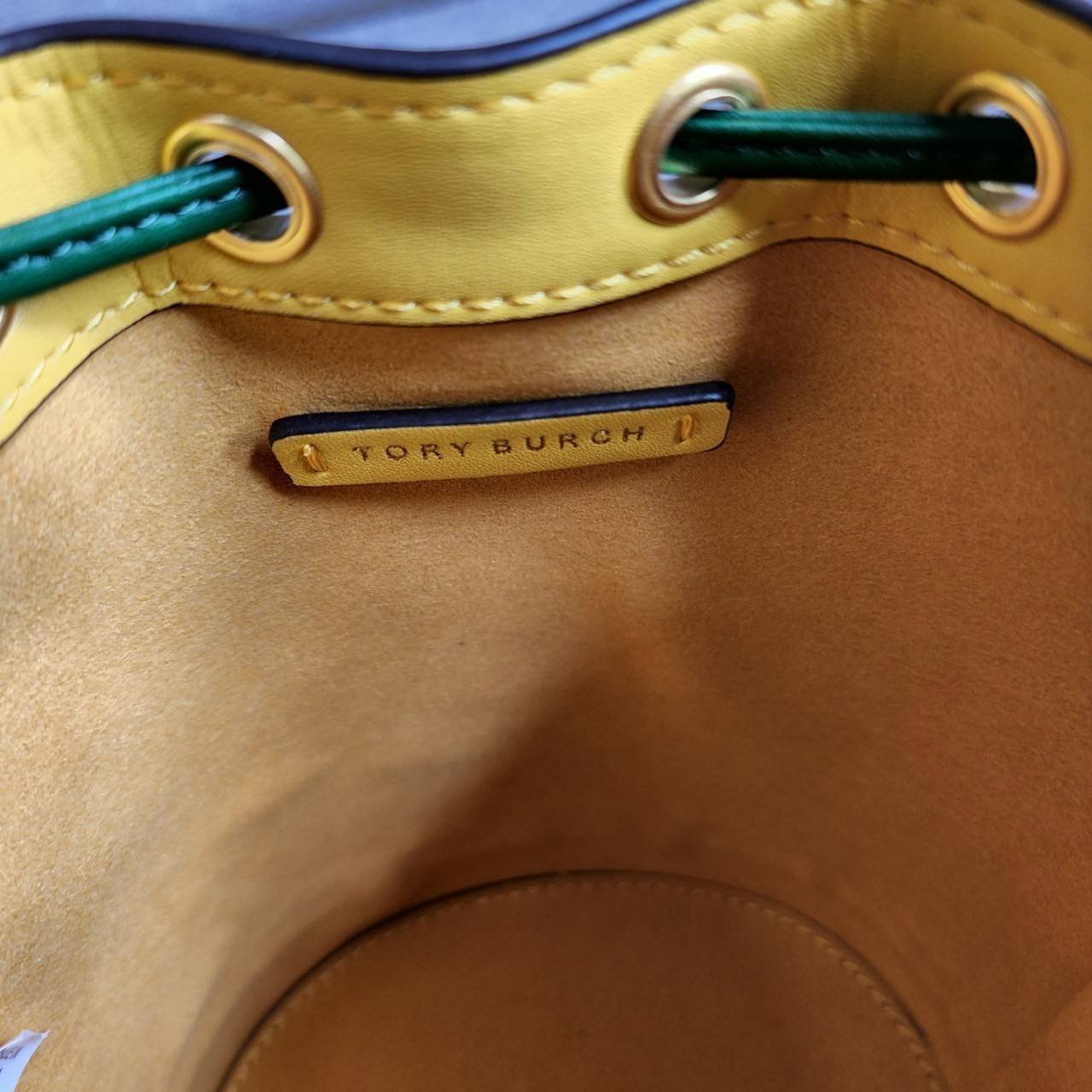 TORY BURCH T MONOGRAM COLORBlOCK JACQUARD MINI BUCKET BAG คอลเลคชั่นใหม่ล่าสุด ครอบครองก่อนใคร รุ่นบัคเก็ตทรงจีบ วัสดุ jacquard สลับหนังแท้ ตัดขอบข้างสีแดงทำให้ดูโดดเด่น หูจับหนังแท้ เปิด ปิด แบบหูรูด ภายในช่องโล่งกว้าง มาพร้อมสายสะพายข้างหนังแท้ ปรับระดั