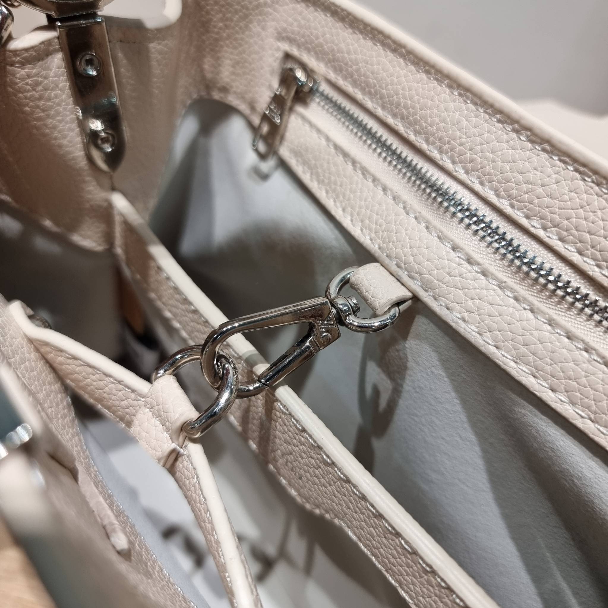 LV x YK Capucines BB / LV Bag พร้อมส่ง กระเป๋าถือสุดหรู ดีไซน์ทรงคลาสสิค ดีงามม้ากกกก!! มาพร้อมหูจับในตัว ด้วยรูปทรงวินเทจ งานปั้มสวยเป๊ะปังตามรูป