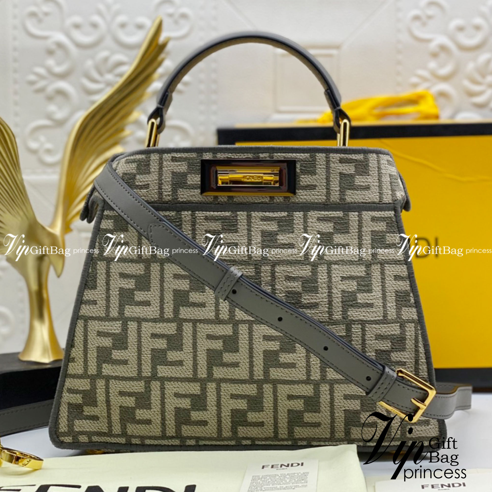 Fendi peekaboo 25cm เกรดออริจินอล กระเป๋าเฟนดิ คลาสสิกตามแบบฉบับแบรนด์ วัสดุคุณภาพอย่างดี เพิ่มความหรูหราและโดดเด่นด้วยการตกแต่งลวดลายโลโก้เด่นชัดทั้งใบ และด้วยขนาดที่กะทัดรัดและดีไซน์ที่เรียบหรูนี้ จึงสามารถนำไปแมทช์กับการแต่งตัวได้ง่าย ไม่ว่าจะเป็นสไตล์