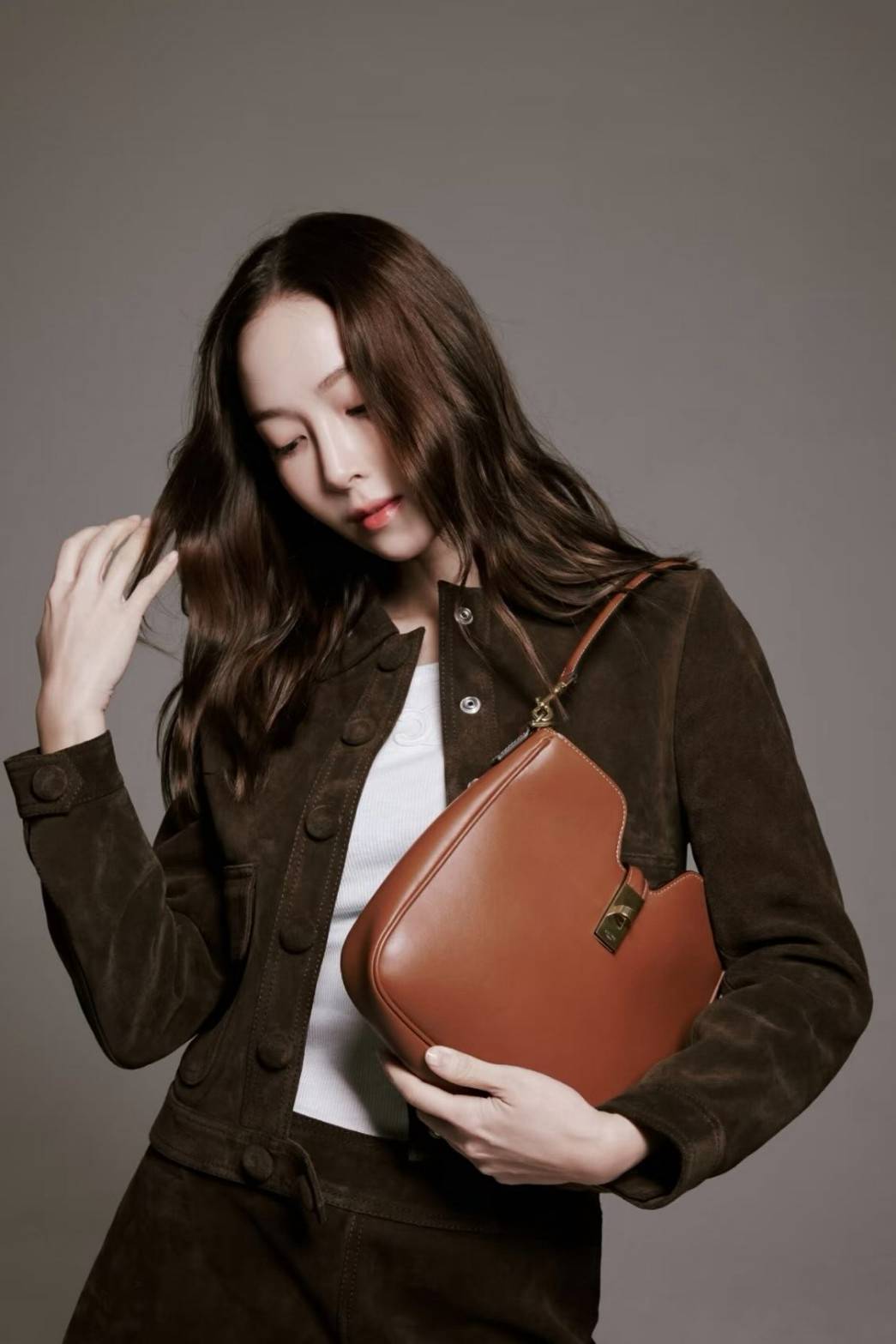 CELINE SMALL CAMILLE 16 SOFT BAG IN SMOOTH LEATHER กระเป๋าทรงโฮโบที่ตัวแม่ตัวมัมใช้กันเยอะสุดๆ ด้วยรูปทรงยอดนิยม สะดวกใช้ด้วยอะไหล่บิดล็อค สีทองสวยโดดเด่น