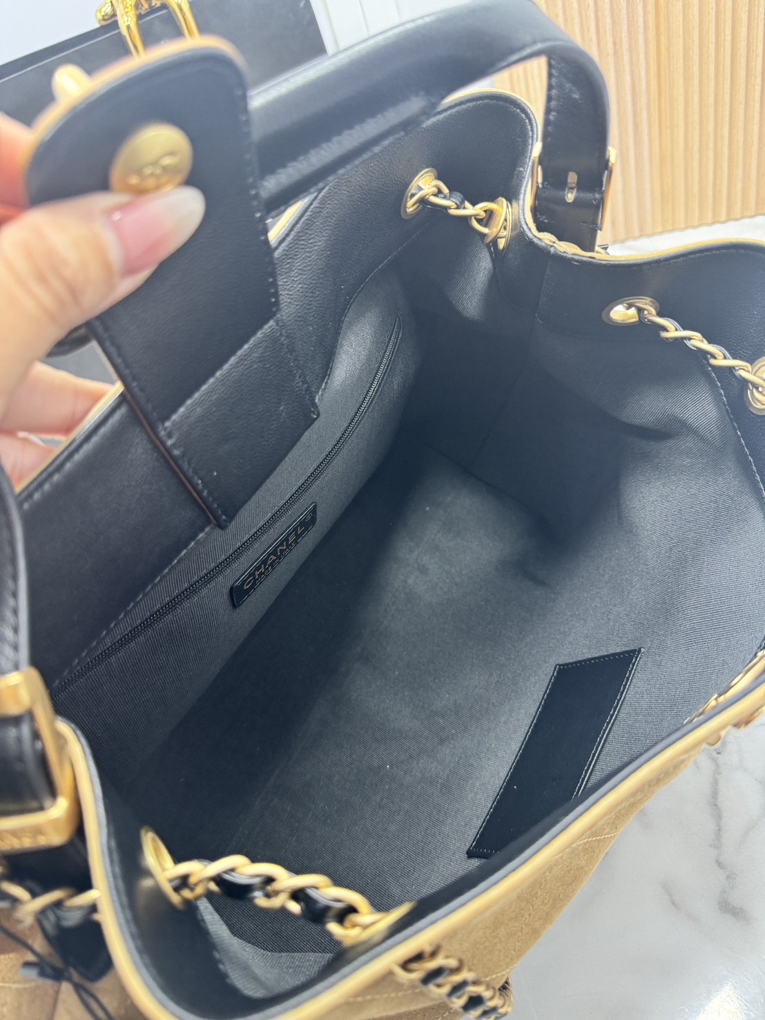 ORI หนังแท้ | CHANEL Shopping Bag 25A Suede Bag กระเป๋าช้อปปิ้งทรงโท้ทหนังกลับสีทูโทน ในคอล Métiers Dart 2024/25 ดีไซน์ใหม่หนังกำมะหยี่โทนน้ำตาล ใช้งานง่าย สวยหรูดูแพง