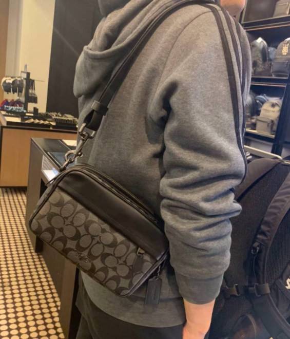 ของแท้ 💯% COACH GRAHAM CROSSBODY IN SIGNATURE ((50715)) พร้อมส่งค่ะ! กระเป๋าสะพายครอสบอดี้ร์ หนังแท้อย่างดี นิ่มมือค่ะ ด้านหน้ามีหนึ่งช่องซิปซ่อนใส่ของจุกจิก