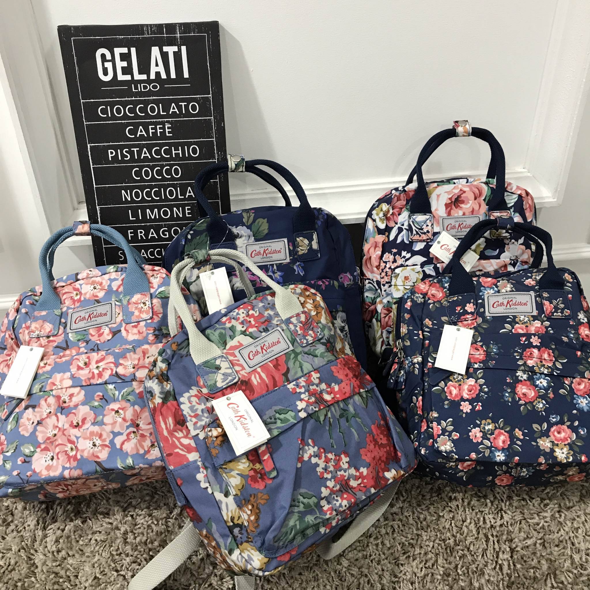 Best Seller Cath Kidston Multi Strap Backpack เป้สุดฮิตกลับมาแล้วคร่า คราวนี้เป็นทรงมินิสุดน่ารัก มีหูหิ้วที่ด้านบน มี สามลายให้เลือกค่ะ สวยน่ารักทั้งหมดเลยยย ด้านหน้ามีช่องซิปใส่ของจุกจิก ด้านในขนาดกำลังดี ตัวกระเป๋าน้ำหนักเบาแต่รับน้ำหนักใส่ของได้เยอะค่