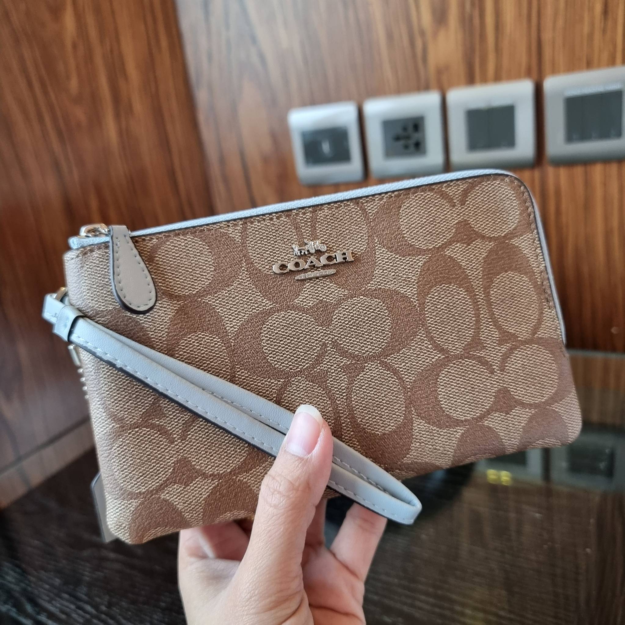 COACH F87591 DOUBLE CORNER ZIP WALLET IN SIGNATURE COATED CANVAS คล้องมือรุ่น 2 ซิป!! มาแล้วจ้า 🌟🤗 ไซส์นี้คือเหมาะมือจริงๆ พกง่ายเช่นเคย ไม่ต้องกังวลว่าจะเกะกะหรือกินพื้นที่กระเป๋าหลัก วัสดุหนังแคนวาสเคลือบลาย มีช่องหลักแยก 2 ช่อง ภายในบุผ