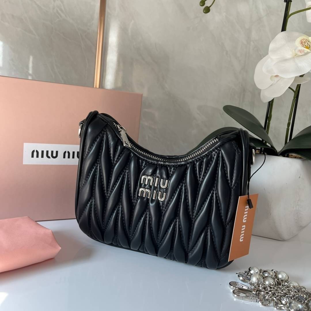 MIU MIU matelasse nappa leather shoulder bag กระเป๋าสะพายข้าง สายสะพายประดับไข่มุกและคริสตัล ให้ความละมุม ลุคคุณหนูน่ารักสุดๆคะ