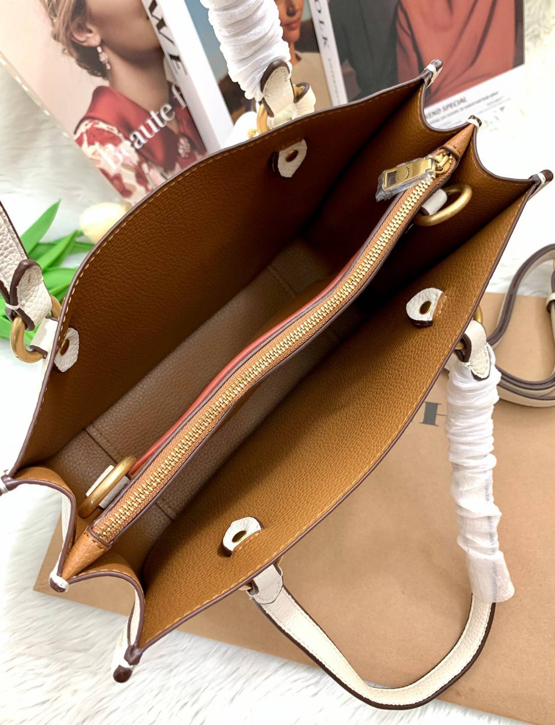 COACH C3889 TYLER CARRYALL 28 IN SIGNATURE CANVAS ((C3460//C3889)) รุ่นยอดฮิตที่สาวๆหลายคนเรียกร้อง กับกระเป๋าถือ/สะพายทรงสวย ที่มาพร้อมสายสะพายไหล่ในตัว และสายครอสบอดี้สำหรับสะพายข้าง ตัวกระเป๋าถูกแบ่งเป็นสัดส่วนสวยงาม มีช่องซิปกลางที่ใหญ่พอสมควร และยังม