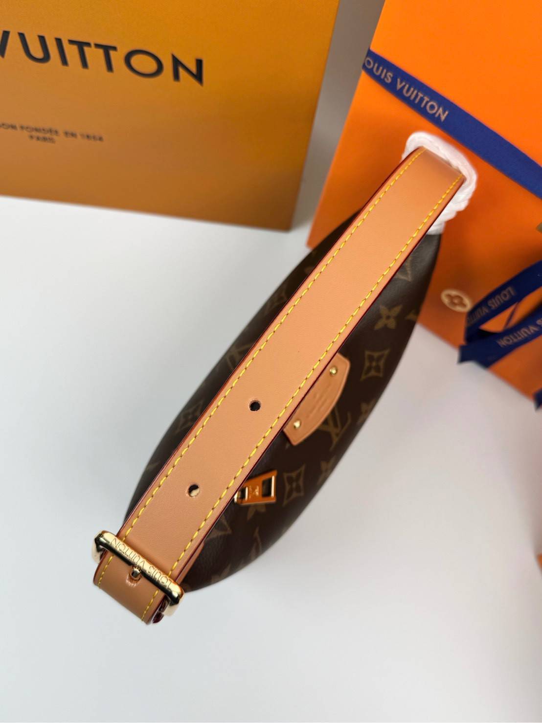 ORI หนังแท้ | LV hills pochette monogram bag กระเป๋าทรงพอช รูปทรงใหม่ใช้งานง่าย กะทัดรัด ไอเท็มจากคอลเลคชั่นประจำฤดูกาล Fall-Winter ยกระดับความงามด้วยขอบหนังและฮาร์ดแวร์สีทอง