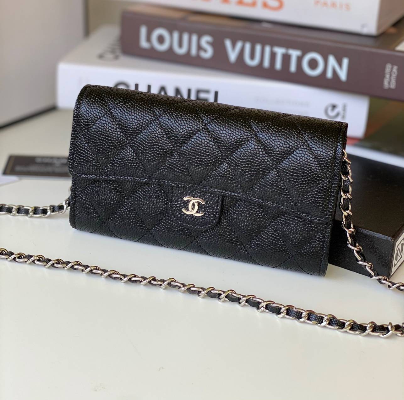 หนังแท้ CHANEL WALLET WITCH CHAIN พร้อมส่งที่ไทย ภาพสินค้าถ่ายจากงานขายจริง ใช้งานต่างประเทศได้ รุ่นยอดนิยมไอเท็มฮิตวัสดุหนังคาเวียร์สวยคลาสสิคเปิดปิดด้วยฝาปิดกระดุมด้านหน้ามีโลโก้แบรนด์อะไหล่สวยหรูดูดีมาพร้อมสายโซ่อะไหล่เงินและทอง ร้อยหนังจะสะพายไหล่ หรื