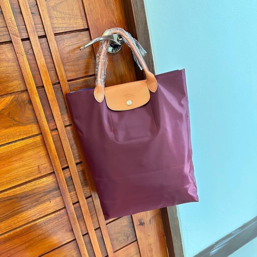 LONGCHAMP LE PLIAGE RE-PLAY TOP HANDLE BAG สินค้ารุ่นลิมิเต็ด collection สุดปัง ซื้อใบเดียวเหมือนได้2 ใบ กระเป๋าสะพายแนวตั้งที่กว้างขวาง มีเอกลักษณ์เฉพาะตัวแต่มีดีไซน์ที่น่าดึงดูด