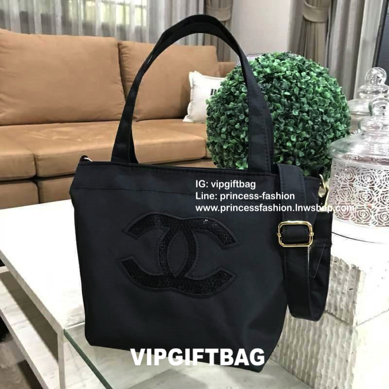 Chanel Beaute Black Sequin Shopping Bag กระเป๋าสะพาย ShoppingBag พรีเมี่ยมกิ้ฟ Limited Edition ของแท้นำเข้าจากเคาน์เตอร์ Chanel Beaute รุ่นใหม่ขนาดมินิประดับคริสตัลสีดำโลโก้ CC สุดคลาสสิคเปิดปิดด้วยซิปหัวซิปแบรนด์ ภายในมีโลโก้และช่องซิป ซับใน Polyester 10