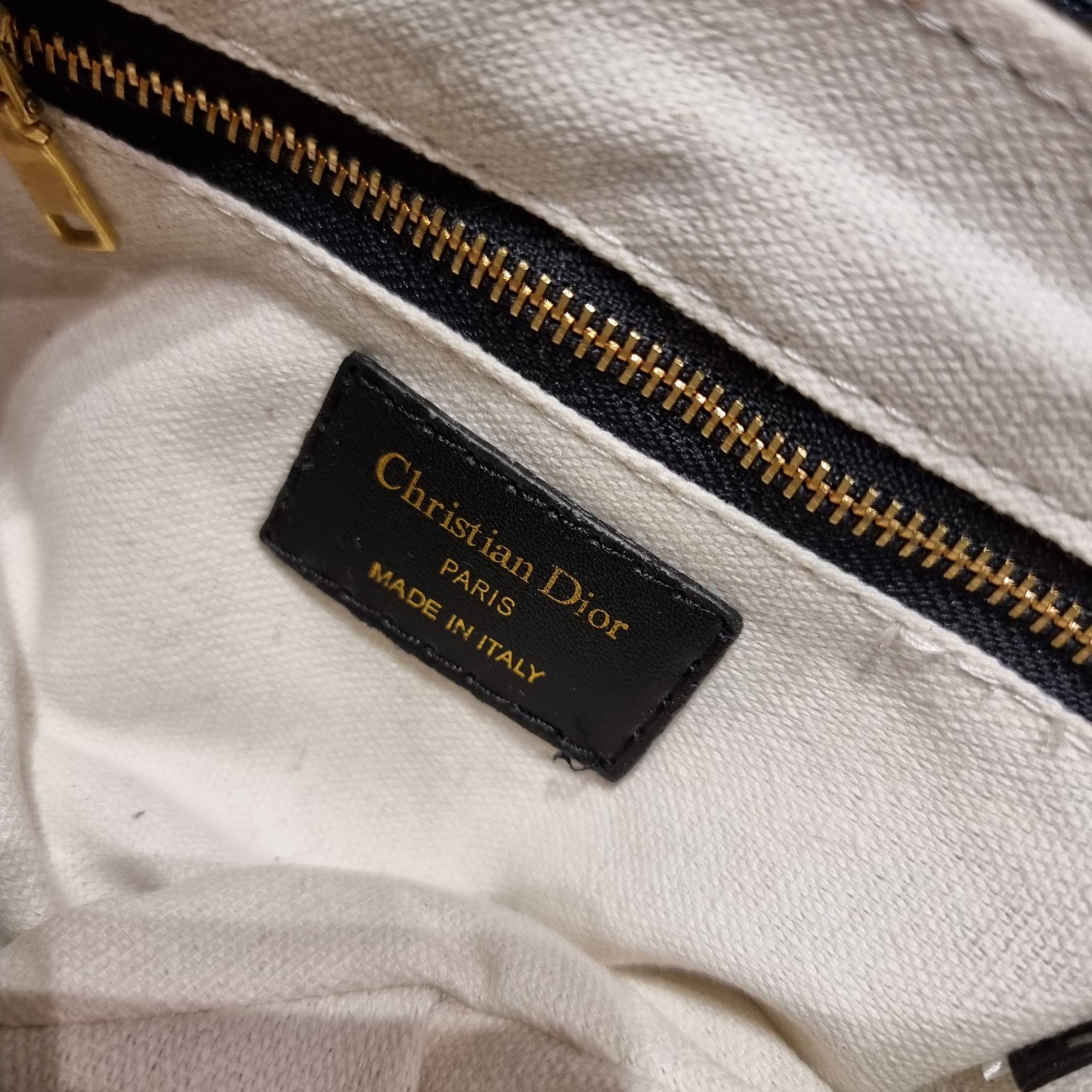 VIP CD OBLIQUE SADDLE BAG / DIOR SADDLE กระเป๋าสะพายข้าง ทรงสวยไม่ซ้ำใคร กิมมิคในตัว ดูแพง ไซส์ใหญ่ ดีไซน์ย้อนยุค เป็นเอกลักษณ์สวยทุกแบบ เปิด-ปิดด้วยกระดุมแม่เหล็กซ่อน ใช้งานง่ายมากๆ ภายในเป็นช่องโล่ง มีช่องซิป ใบสีดำเป็นหนังแท้ ใบลายเป็นผ้าแคนวาส ดูดี ดู