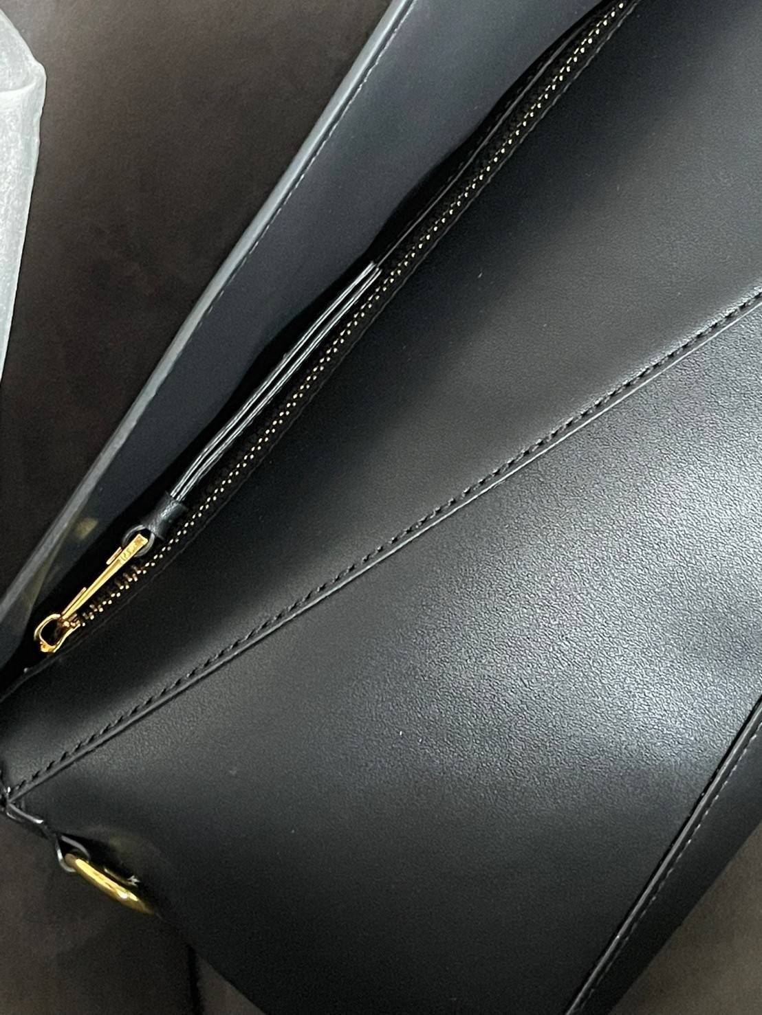 Loewe Puzzle Hobo bag กระเป๋ารุ่น Puzzle มีความพิเศษในหลายด้าน ไม่ว่าจะเป็นรูปทรงที่แปลกใหม่ มินิมอลด้วยโลโก้อนาแกรมแบบประทับ ดูหรู เป็นกระเป๋า Unisex ที่ไม่ว่าคุณจะเป็นผู้หญิงหรือผู้ชายก็ใช้งานได้ ลายกระเป๋าได้มาจากการนำหนังมาเย็บต่อกันทั้งหมด ถึงแม้ว่าข