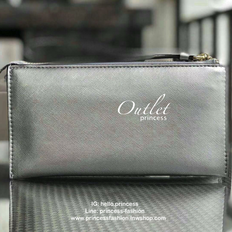 KATE SPADE Wallet Clutch Bag กระเป๋าทรงคลัชสุดคุ้มหนัง Saffiano ด้านหน้ามีโลโก้แบรนด์ มาพร้อมสายคล้องมือ เปิดปิดด้วยซิปสะดวกใช้ สามารถใส่แทนกระเป๋าสตางค์ใบยาว ภายในแบ่งออกเป็น3ช่องหลัก มีช่องใส่บัตร เครื่องสำอาง เครื่องเขียน เหรียญ ไส่ไอโฟนพลัส ได้ค่ะ มีก